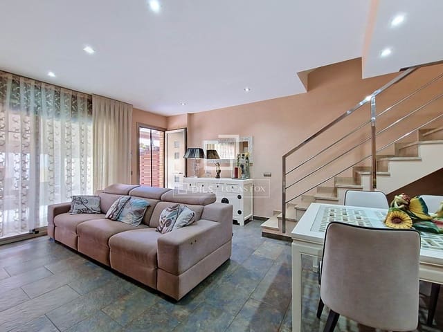 3 bedroom Villa for sale in Cubelles with garage - € 450,000 (Ref: 10082178)
