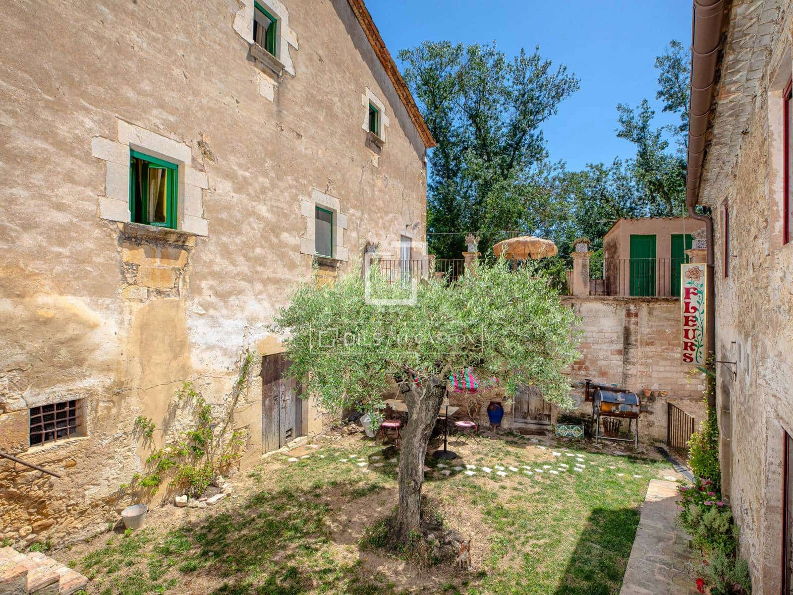 21 quarto Comercial para venda em Cornella del Terri com piscina garagem - 2 500 000 € (Ref: 10095455)