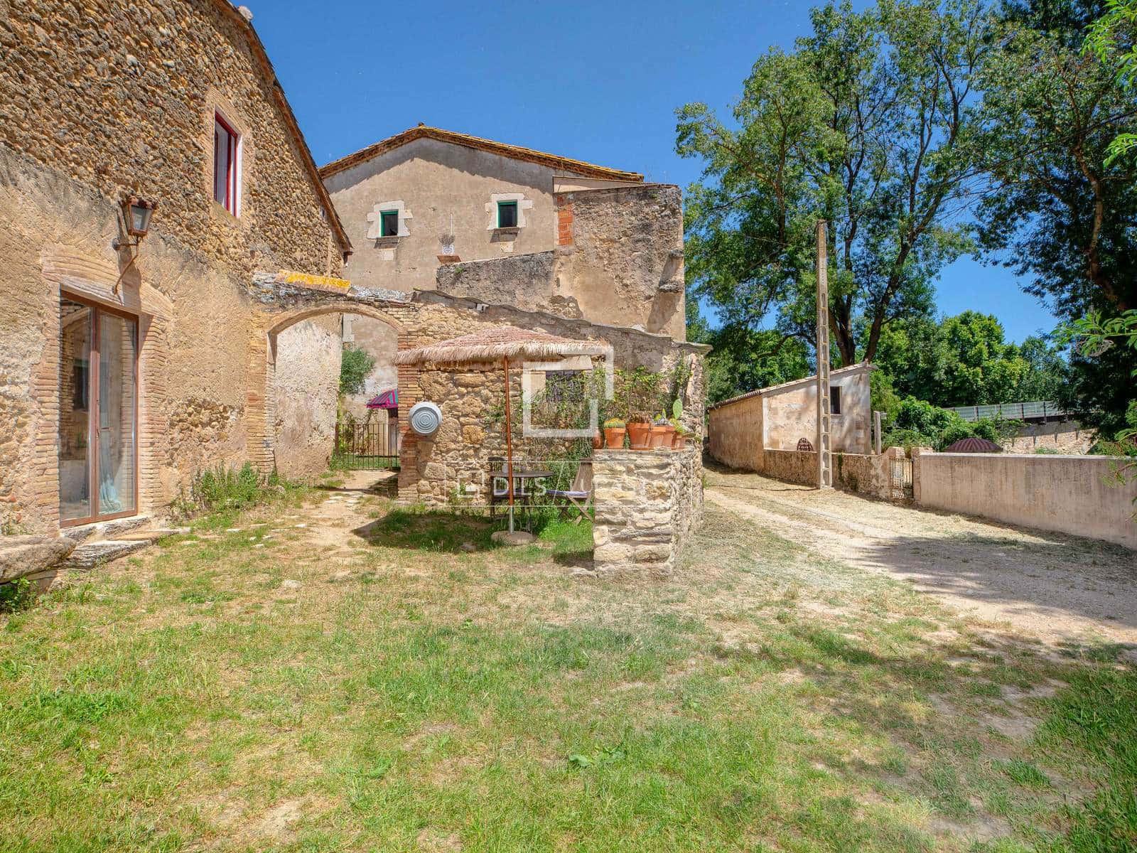 21 quarto Comercial para venda em Cornella del Terri com piscina garagem - 2 500 000 € (Ref: 10095455)
