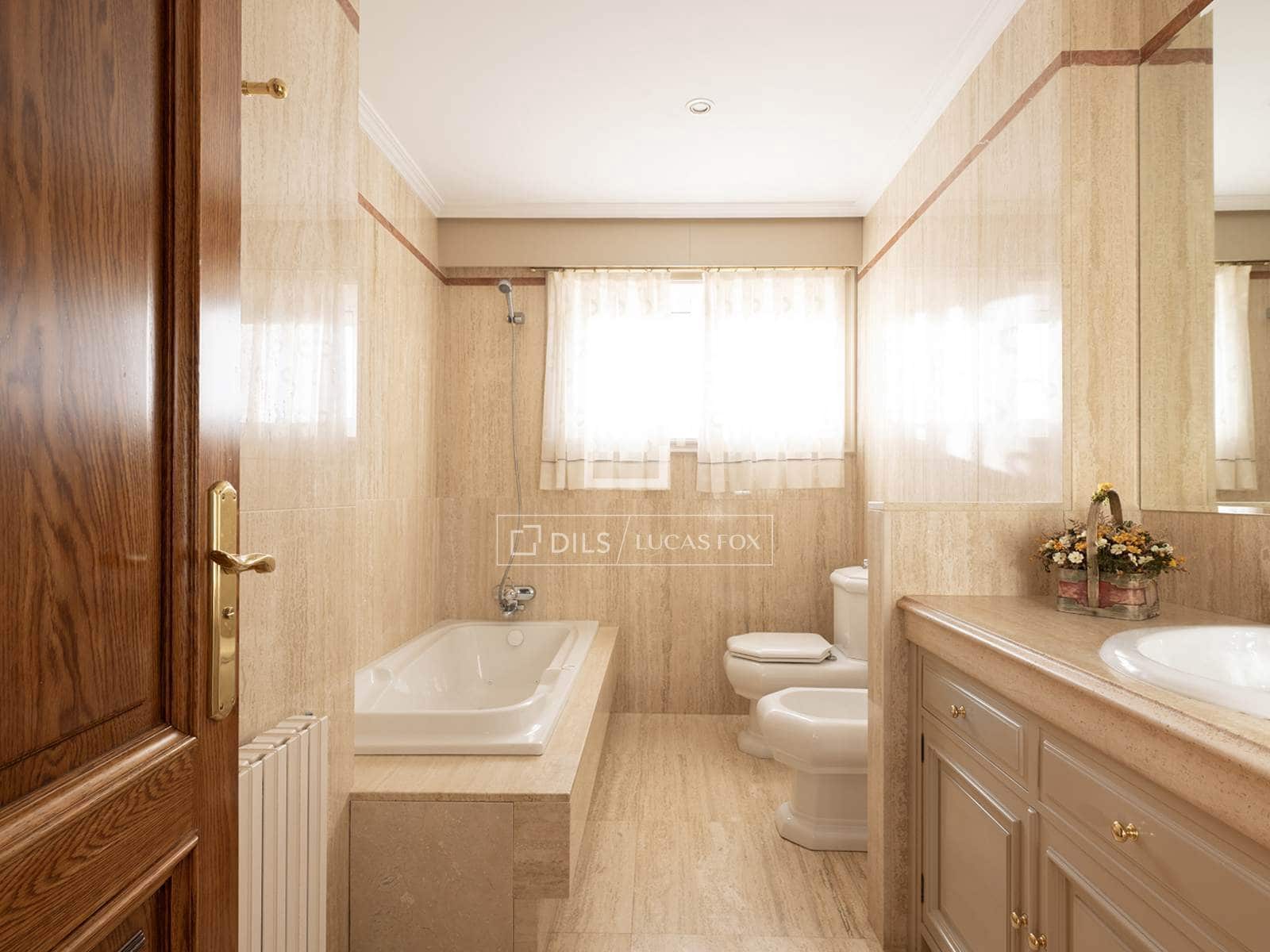 5 bedroom Villa for sale in Nigran with pool garage - € 2,100,000 (Ref: 10102836)