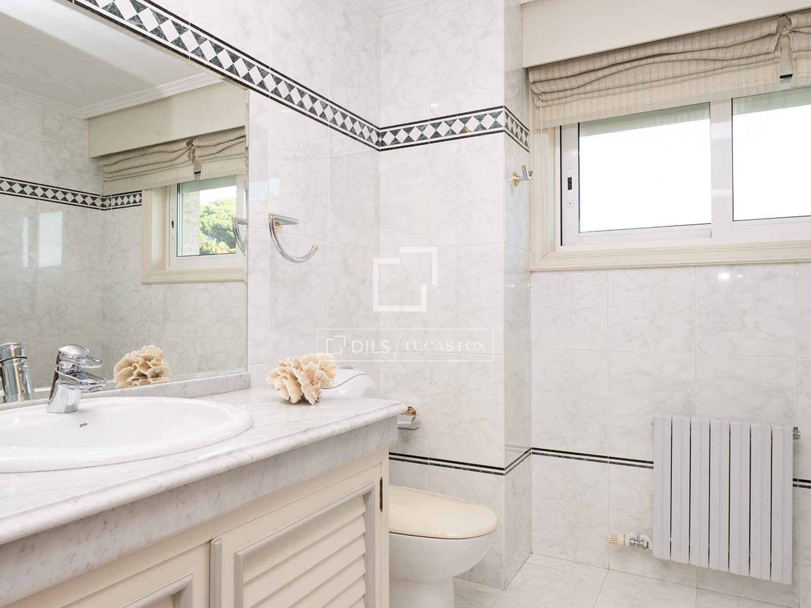 5 bedroom Villa for sale in Nigran with pool garage - € 2,100,000 (Ref: 10102836)