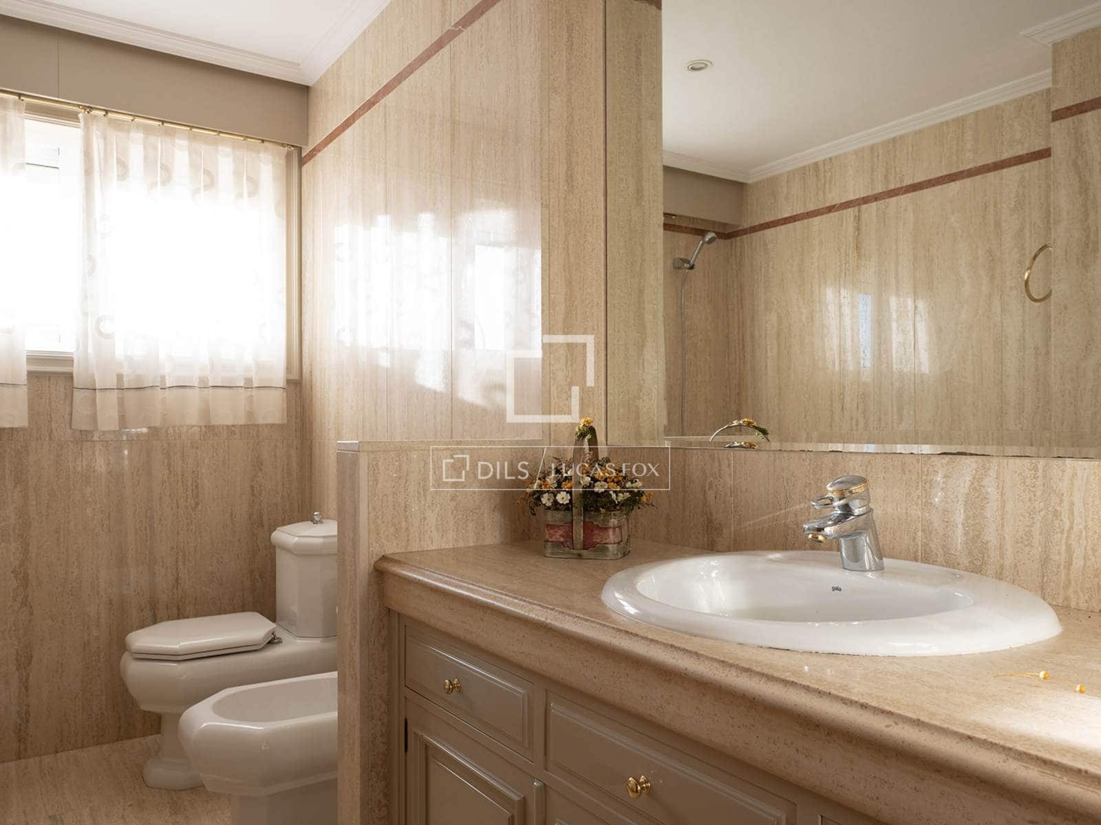 5 bedroom Villa for sale in Nigran with pool garage - € 2,100,000 (Ref: 10102836)