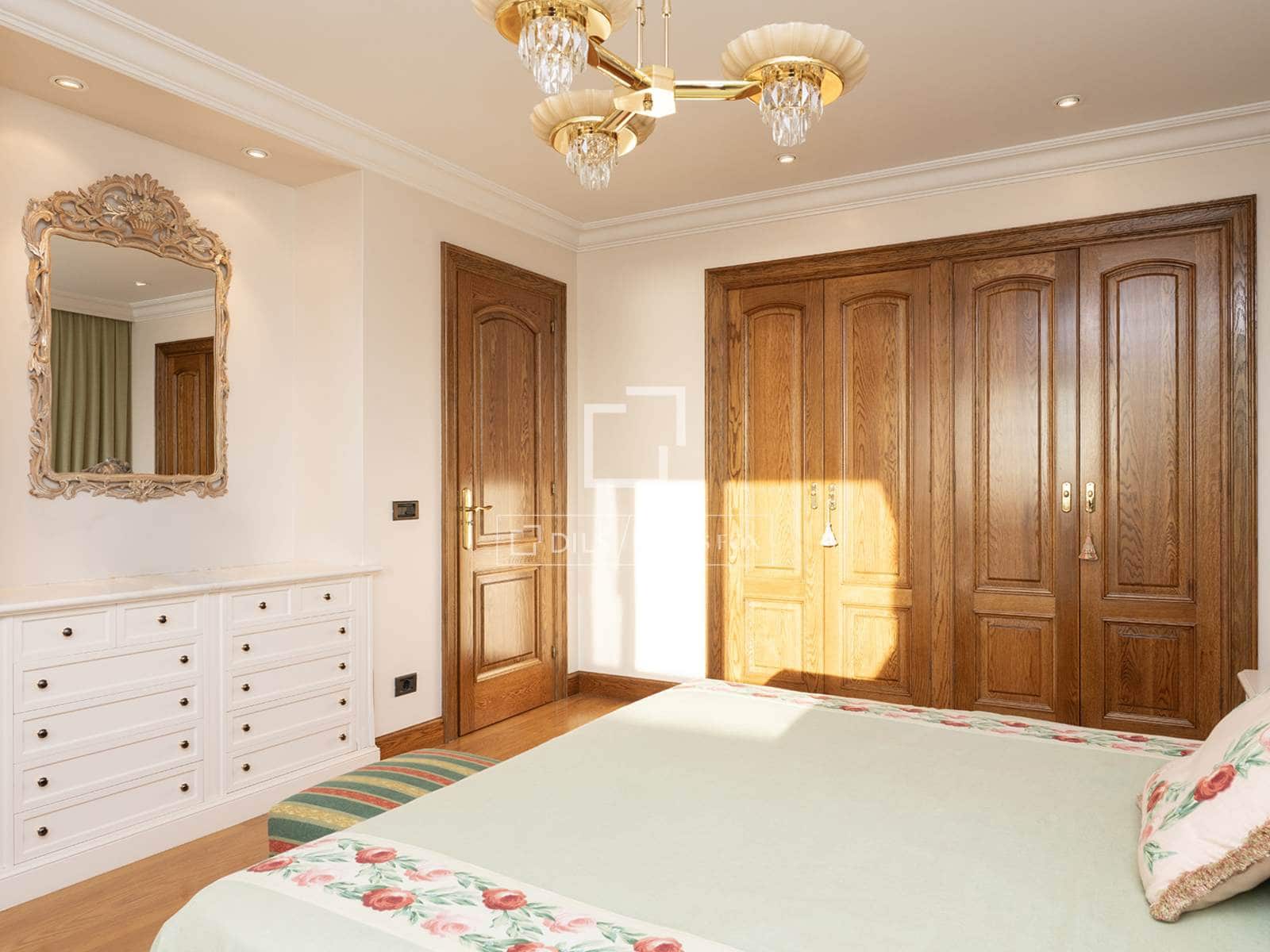 5 bedroom Villa for sale in Nigran with pool garage - € 2,100,000 (Ref: 10102836)