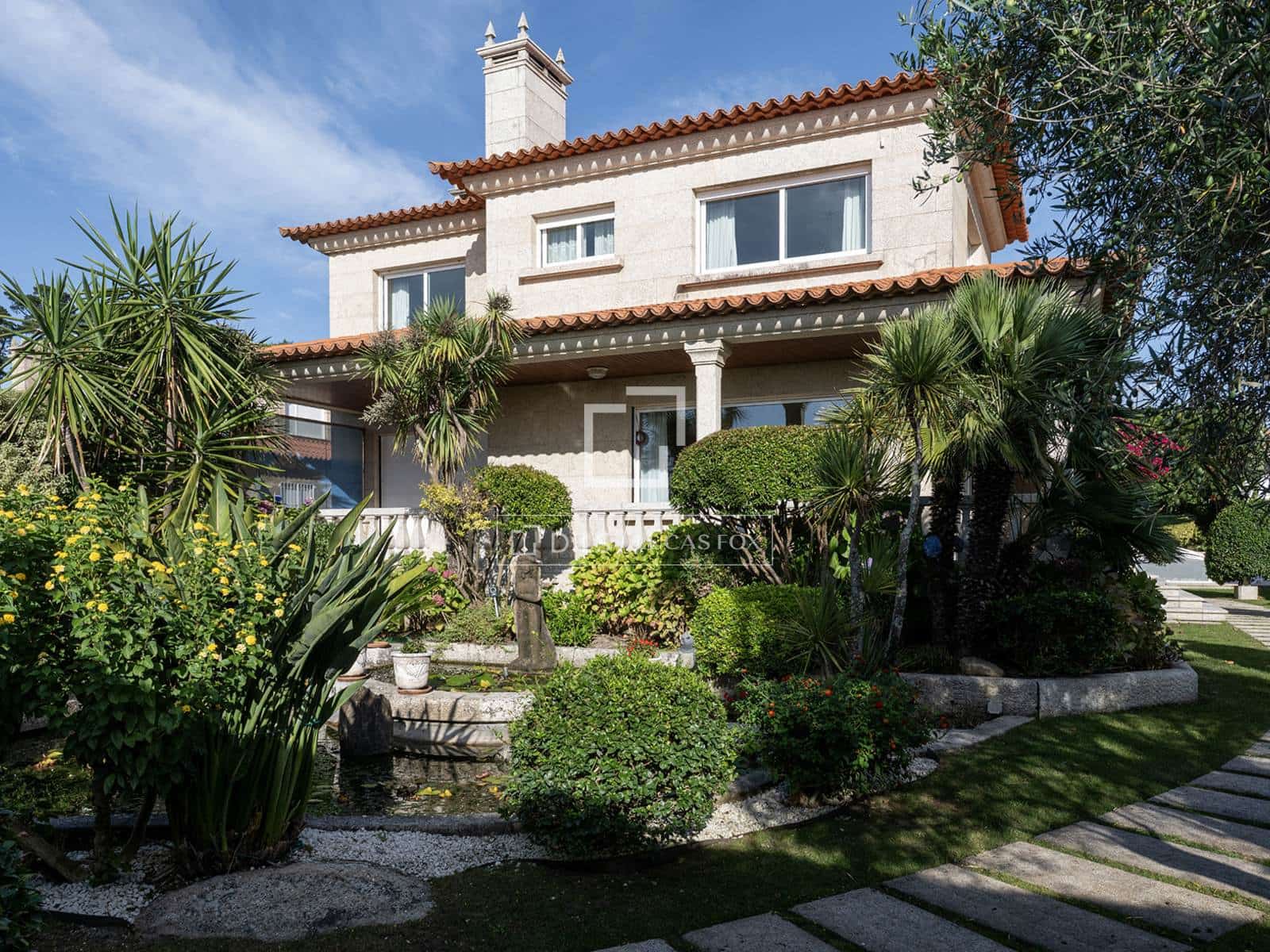 5 bedroom Villa for sale in Nigran with pool garage - € 2,100,000 (Ref: 10102836)