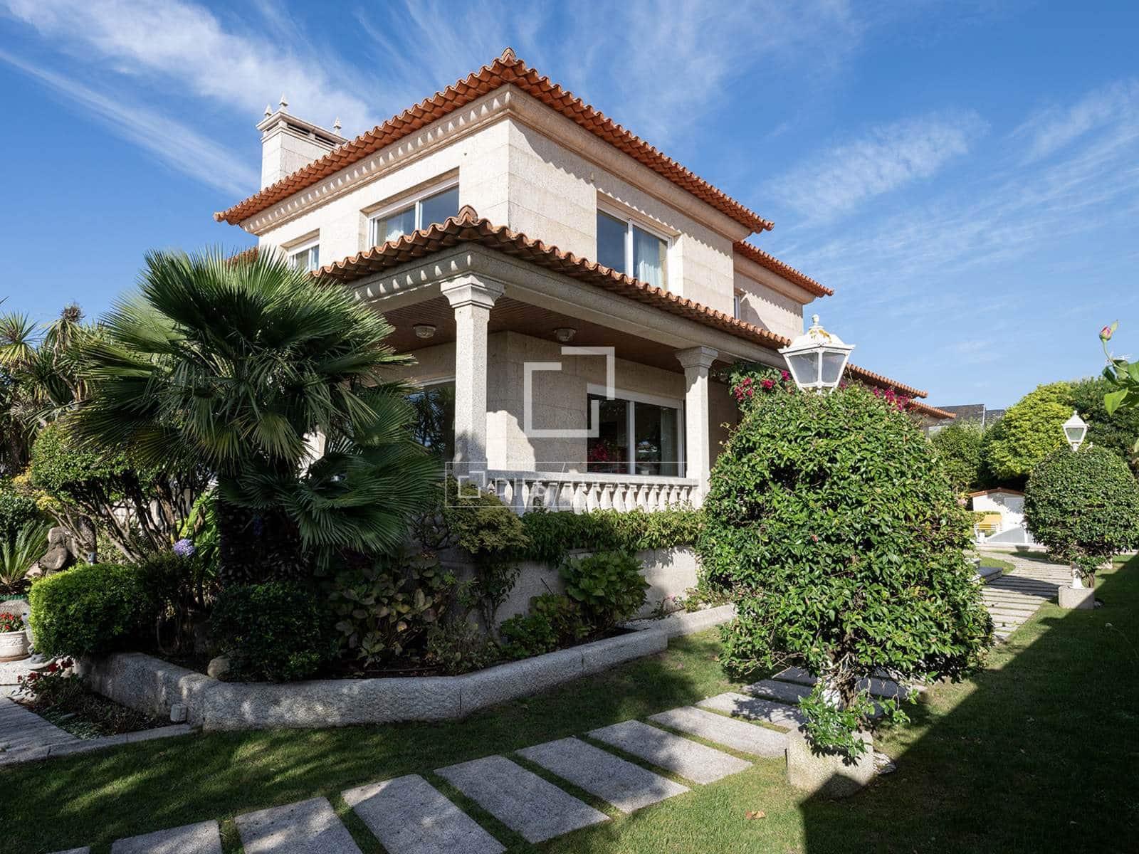 5 bedroom Villa for sale in Nigran with pool garage - € 2,100,000 (Ref: 10102836)