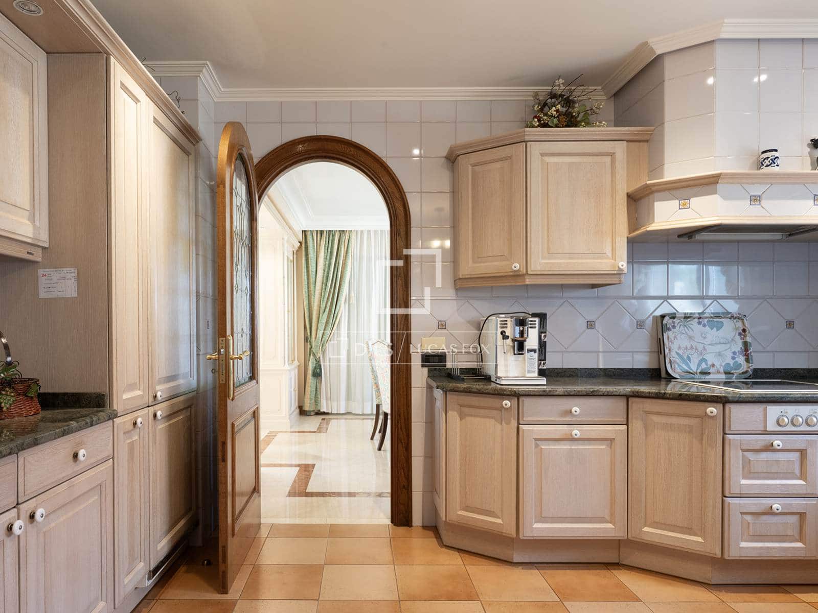 5 bedroom Villa for sale in Nigran with pool garage - € 2,100,000 (Ref: 10102836)