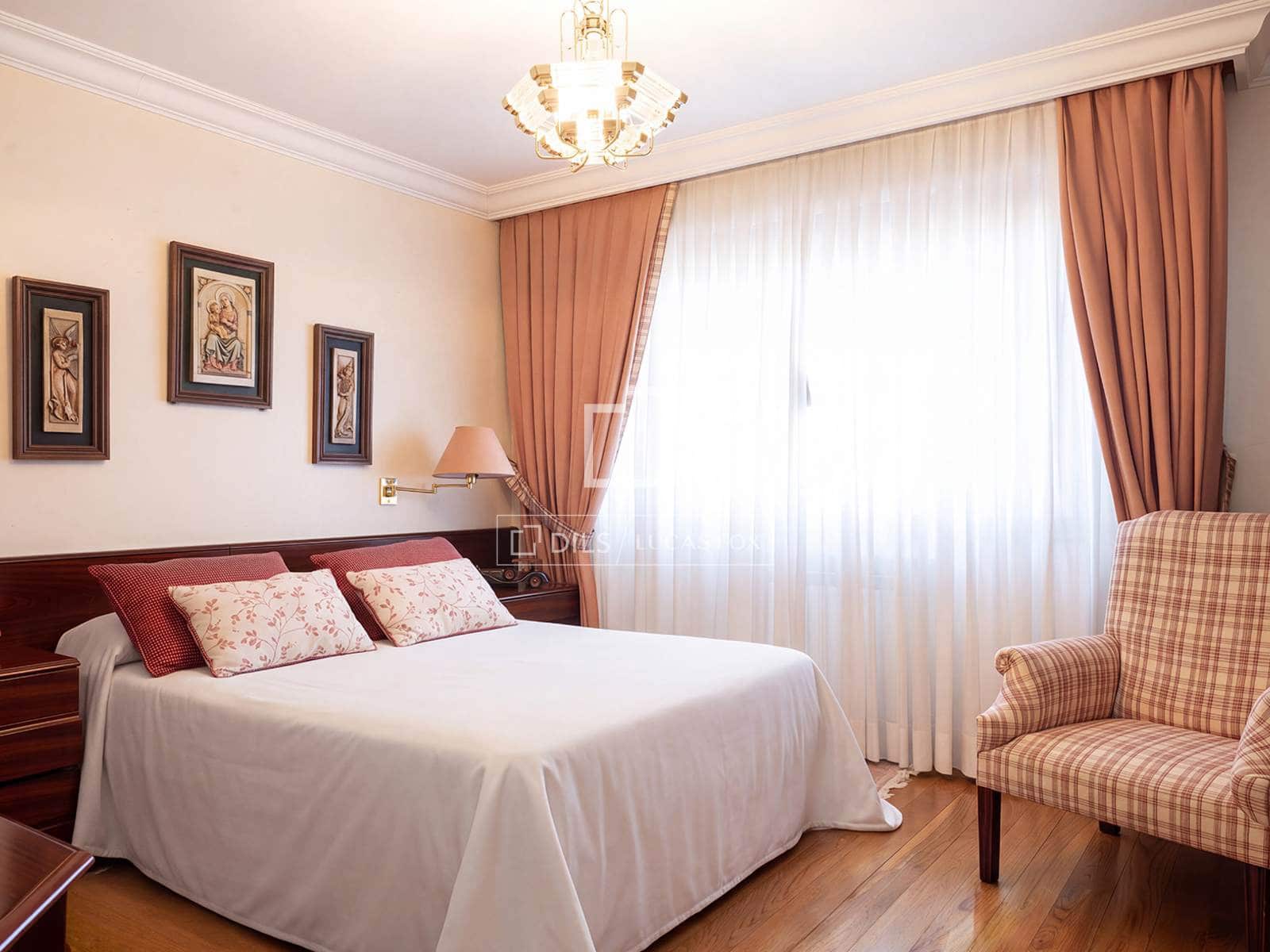 5 bedroom Villa for sale in Nigran with pool garage - € 2,100,000 (Ref: 10102836)