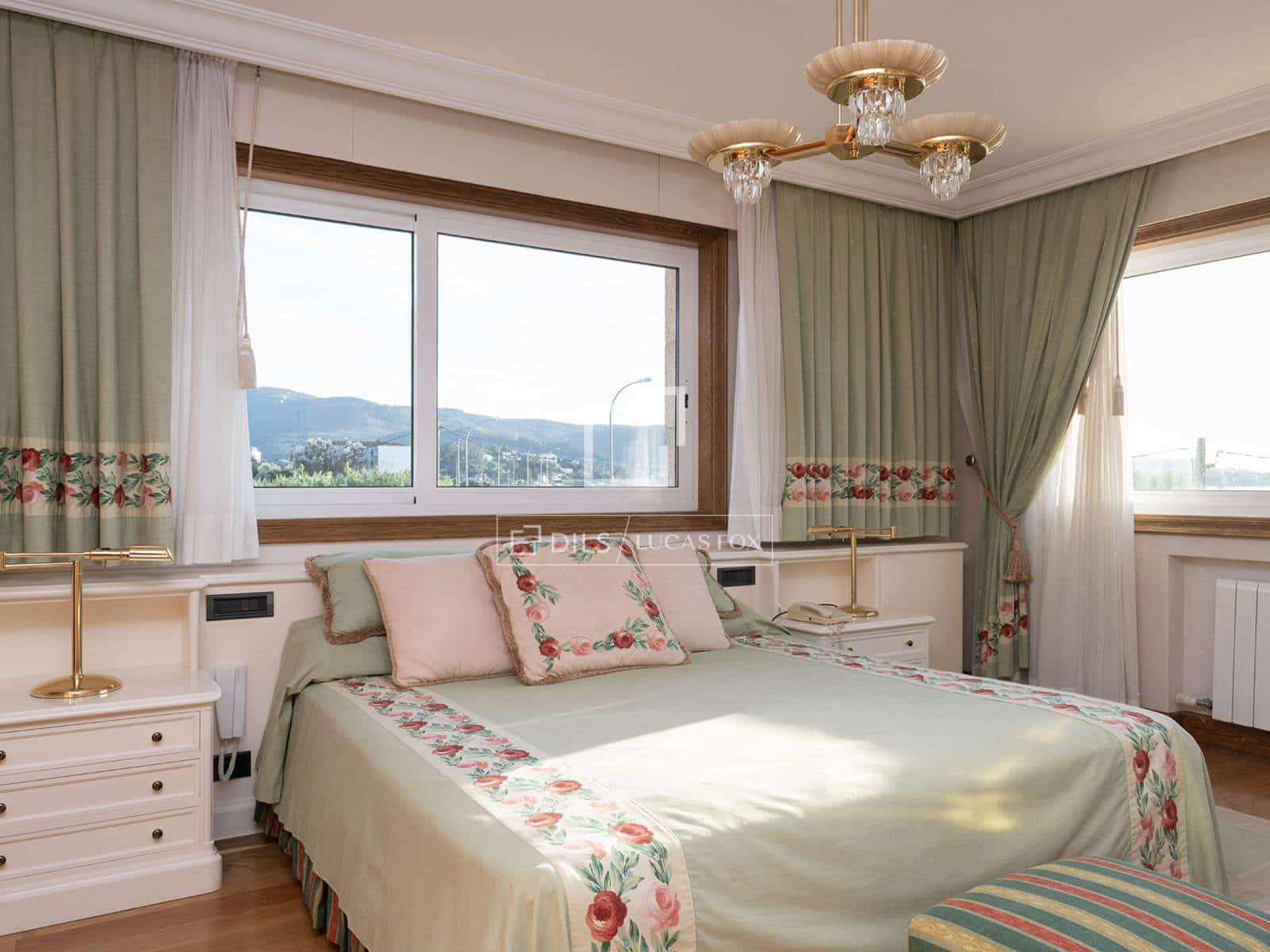 5 bedroom Villa for sale in Nigran with pool garage - € 2,100,000 (Ref: 10102836)