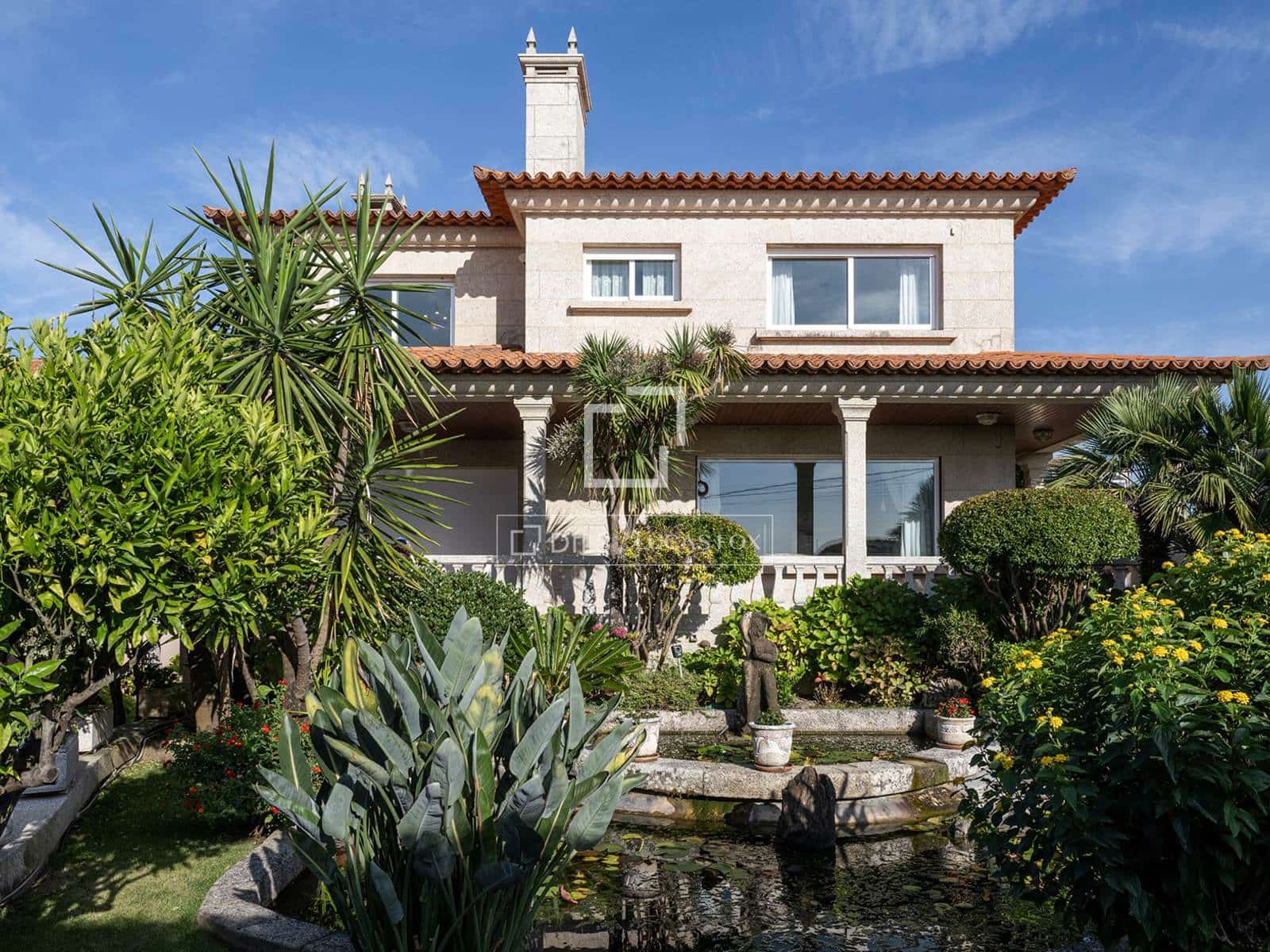 5 bedroom Villa for sale in Nigran with pool garage - € 2,100,000 (Ref: 10102836)