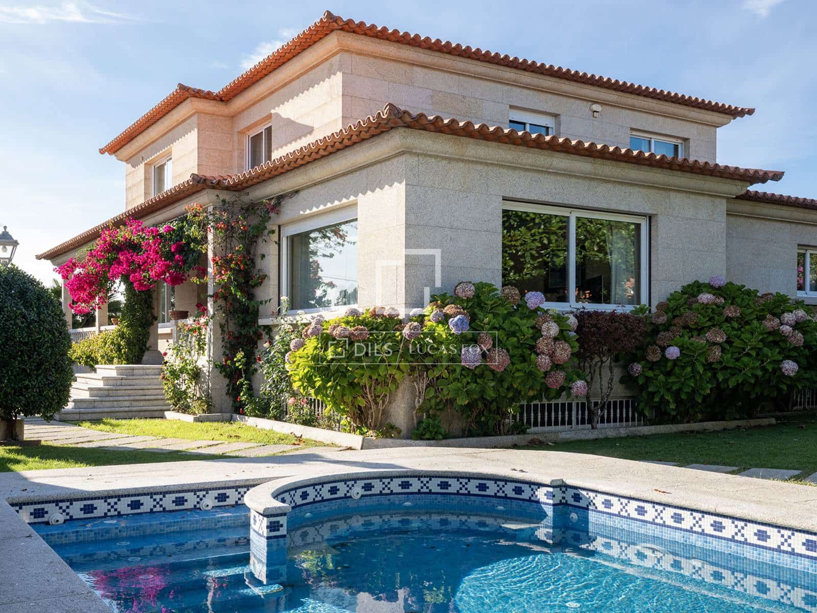 5 bedroom Villa for sale in Nigran with pool garage - € 2,100,000 (Ref: 10102836)
