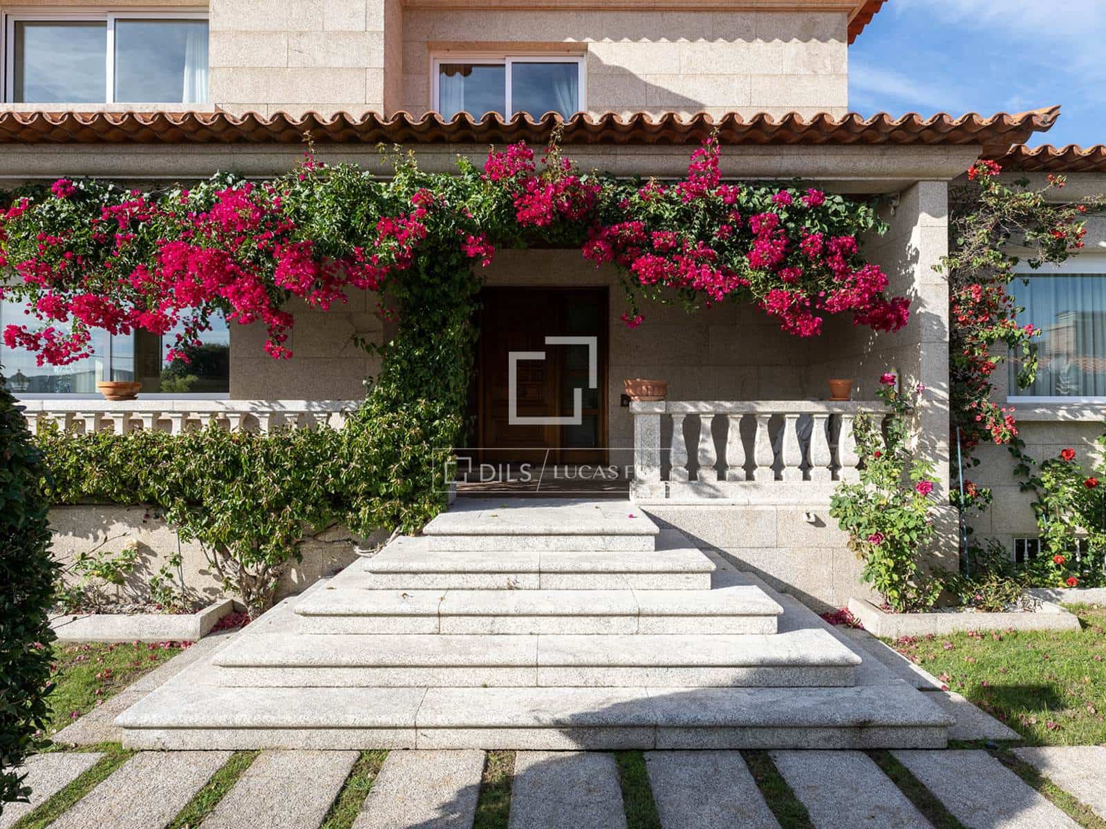 5 bedroom Villa for sale in Nigran with pool garage - € 2,100,000 (Ref: 10102836)