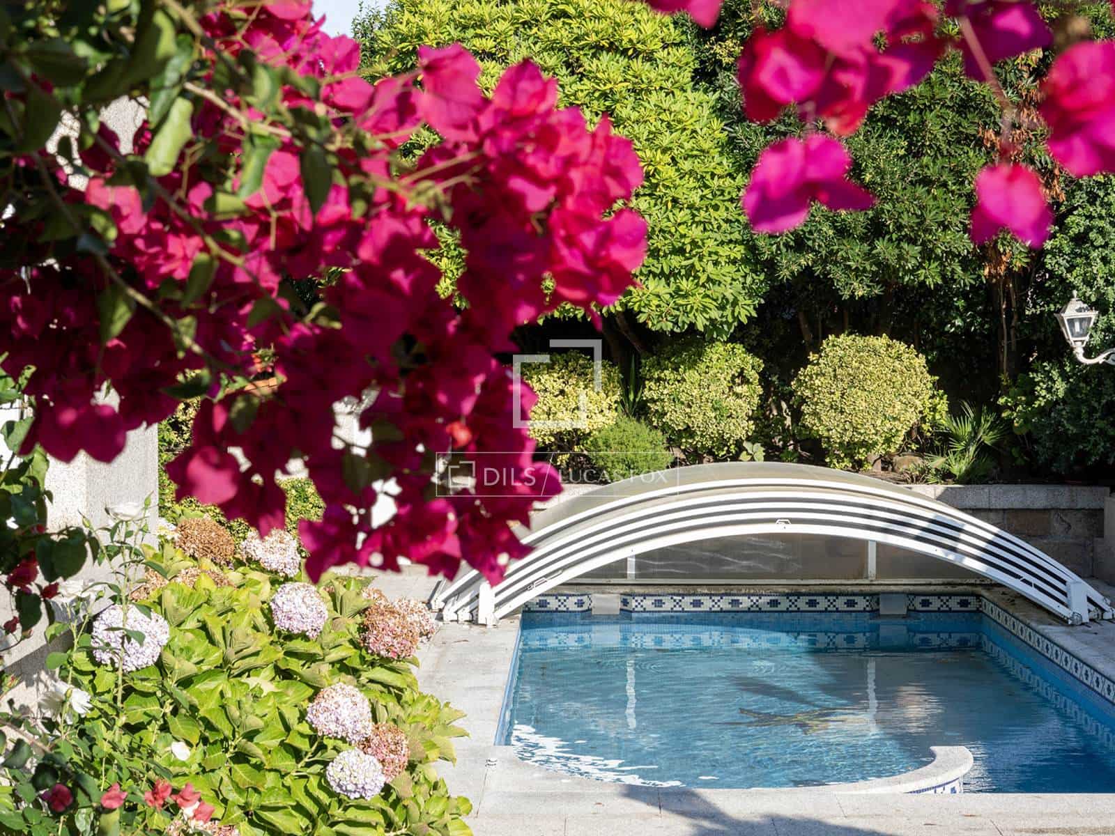 5 bedroom Villa for sale in Nigran with pool garage - € 2,100,000 (Ref: 10102836)