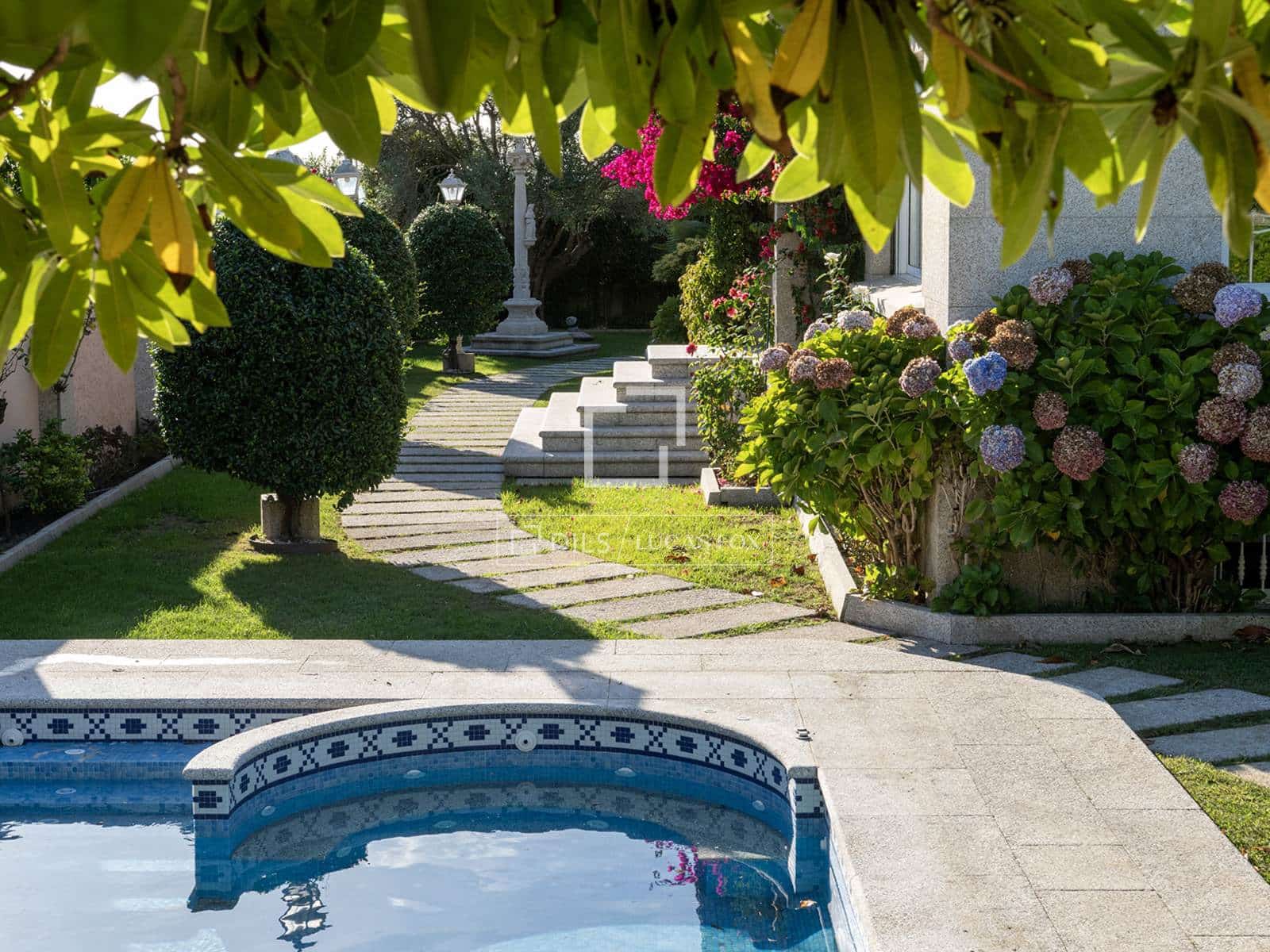 5 bedroom Villa for sale in Nigran with pool garage - € 2,100,000 (Ref: 10102836)
