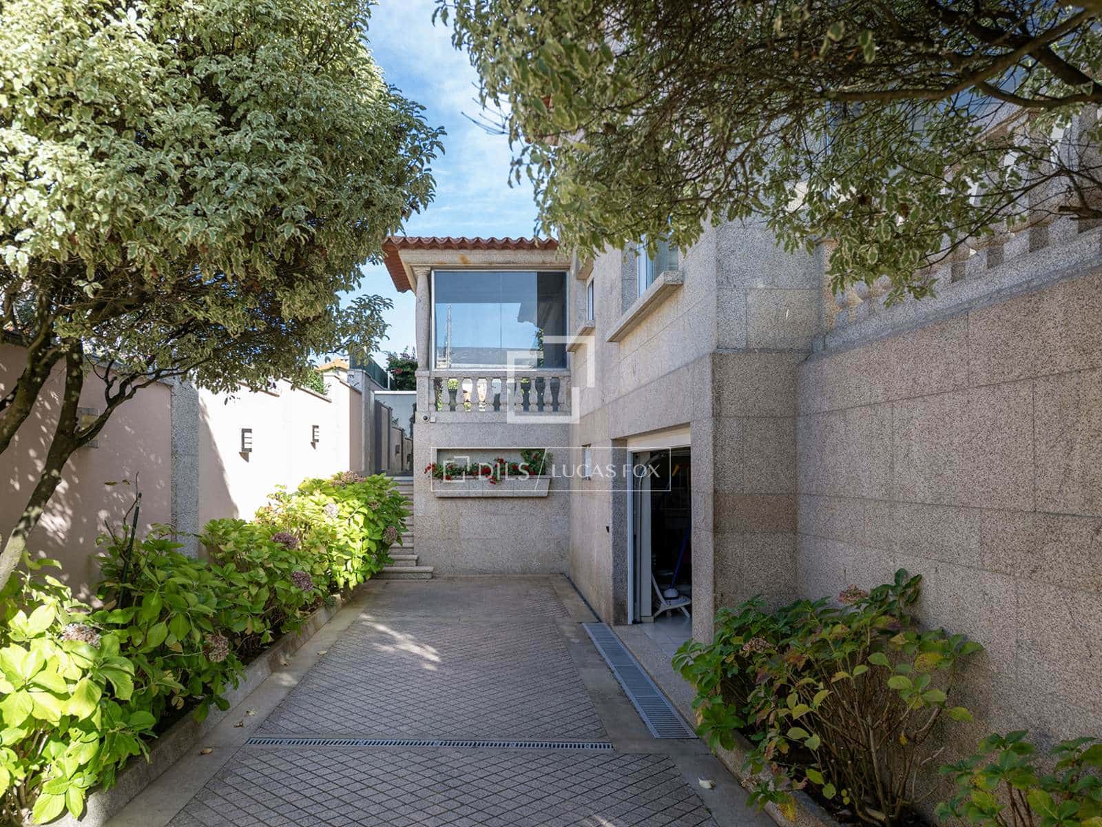 5 bedroom Villa for sale in Nigran with pool garage - € 2,100,000 (Ref: 10102836)