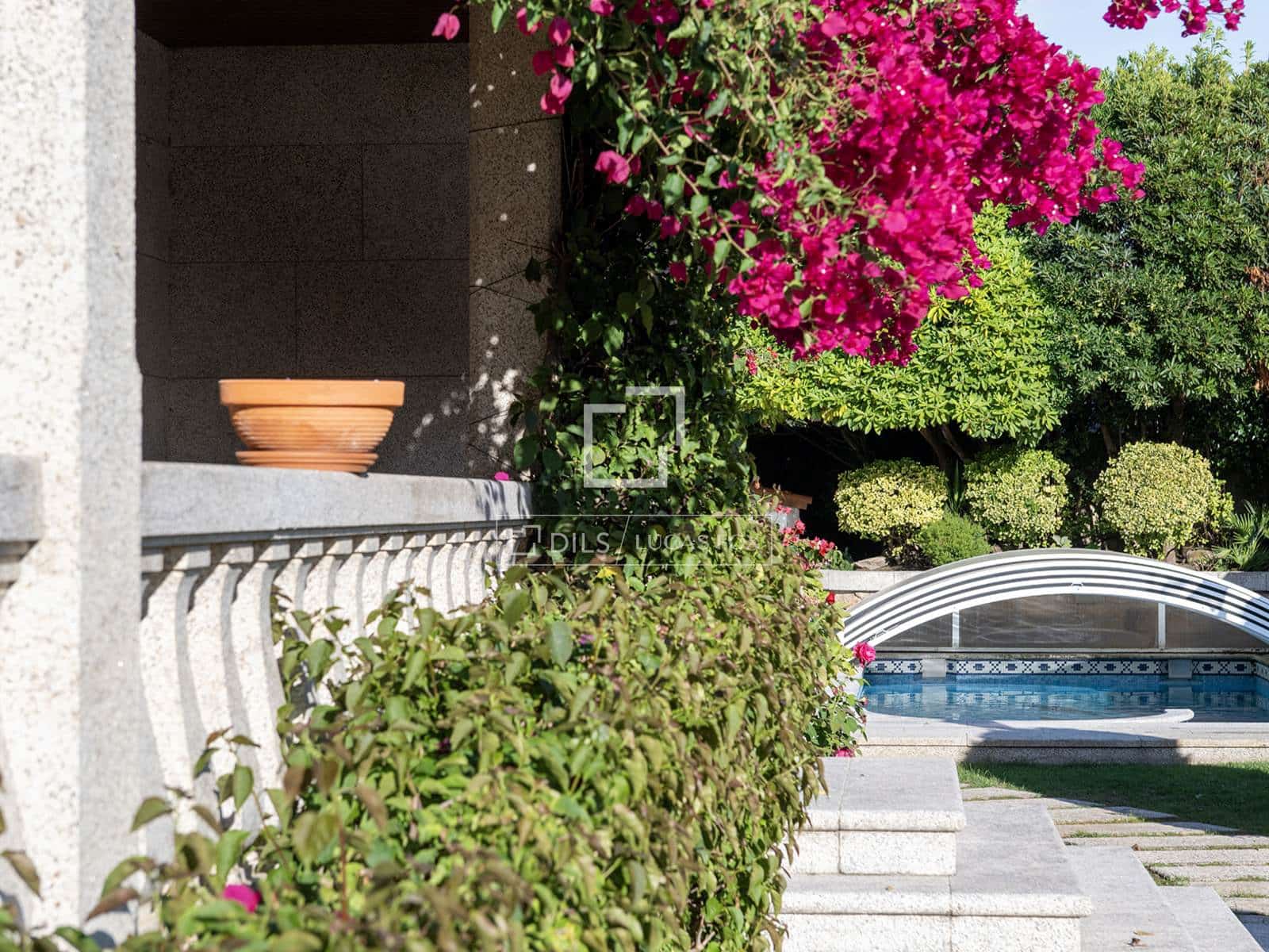 5 bedroom Villa for sale in Nigran with pool garage - € 2,100,000 (Ref: 10102836)