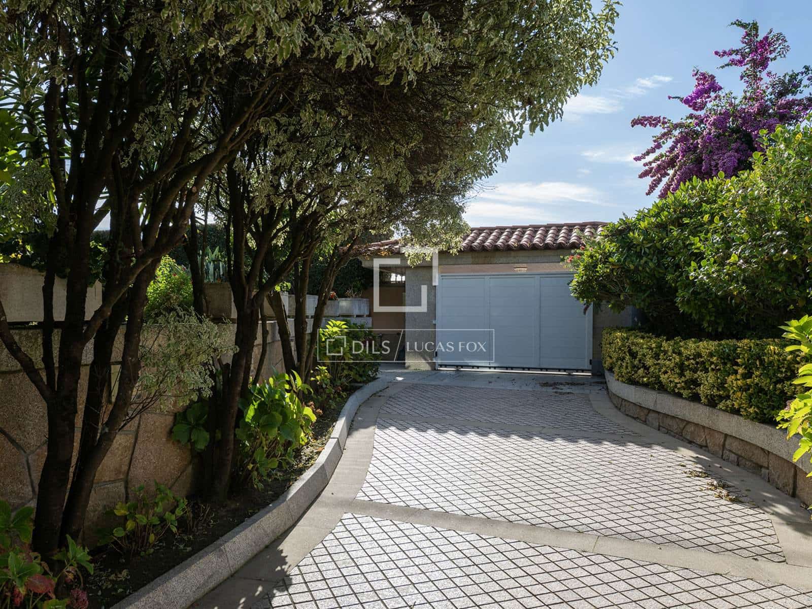 5 bedroom Villa for sale in Nigran with pool garage - € 2,100,000 (Ref: 10102836)