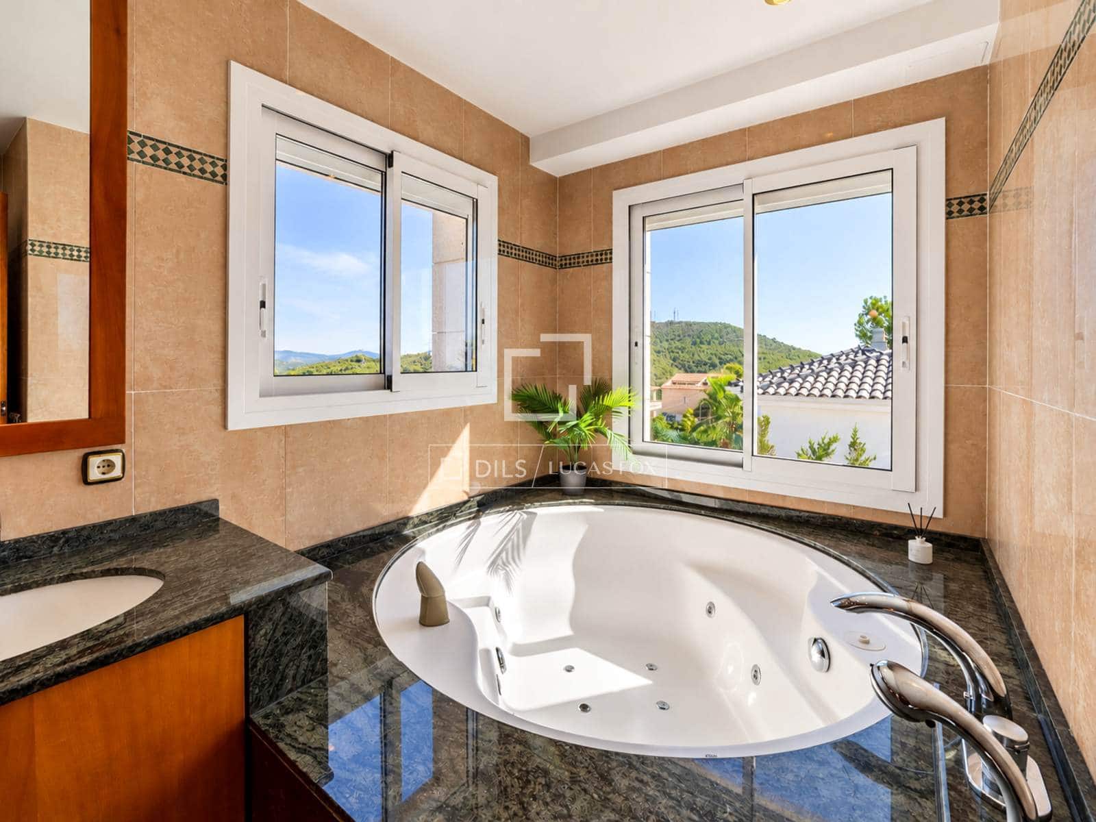 6 Zimmer Villa zu verkaufen in Canyelles mit Pool Garage - 1.049.000 € (Ref: 10124763)