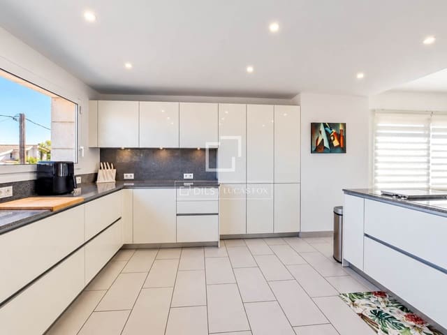 6 Zimmer Villa zu verkaufen in Canyelles mit Pool Garage - 1.049.000 € (Ref: 10124763)