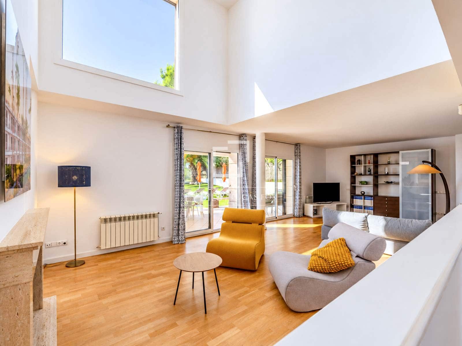 6 bedroom Villa for sale in Canyelles with pool garage - € 1,049,000 (Ref: 10124763)