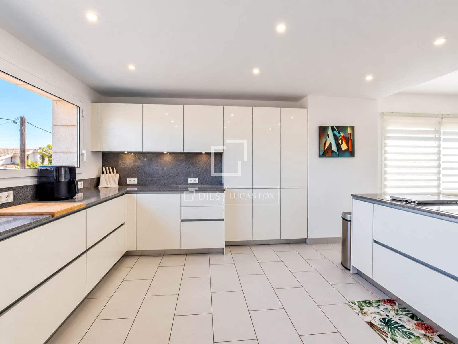 6 bedroom Villa for sale in Canyelles with pool garage - € 1,049,000 (Ref: 10124763)