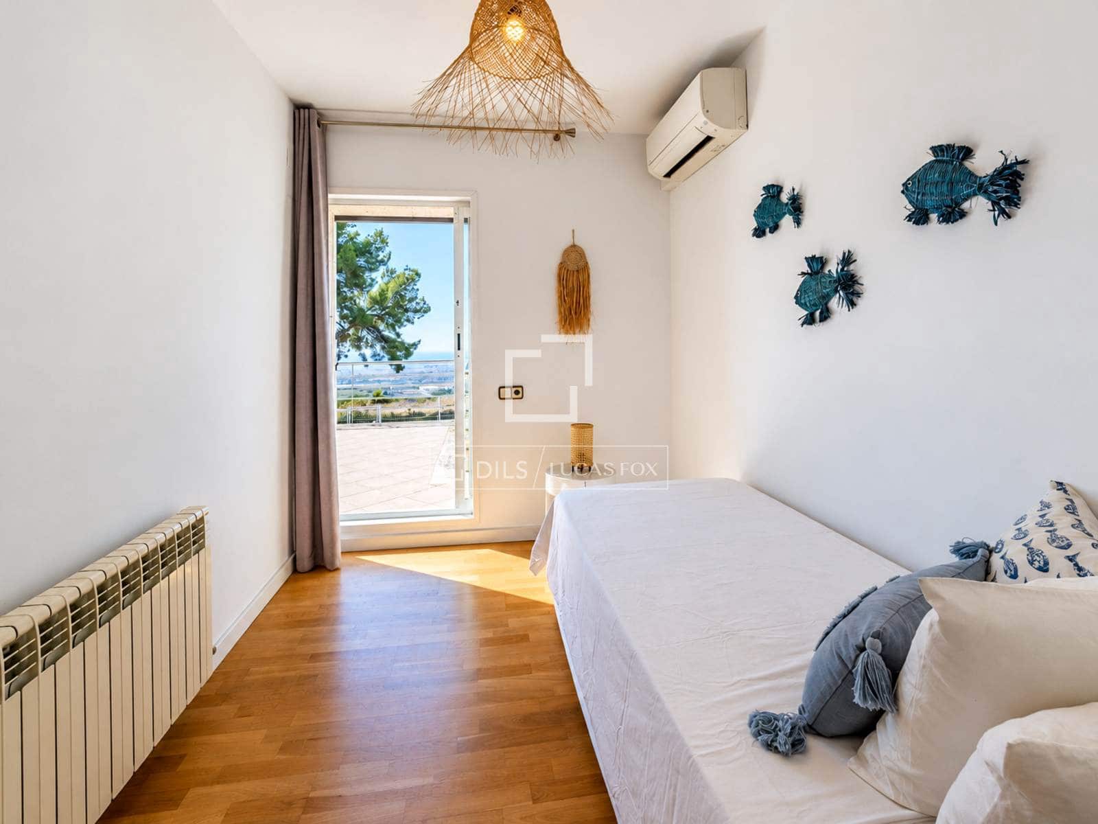 6 bedroom Villa for sale in Canyelles with pool garage - € 1,049,000 (Ref: 10124763)