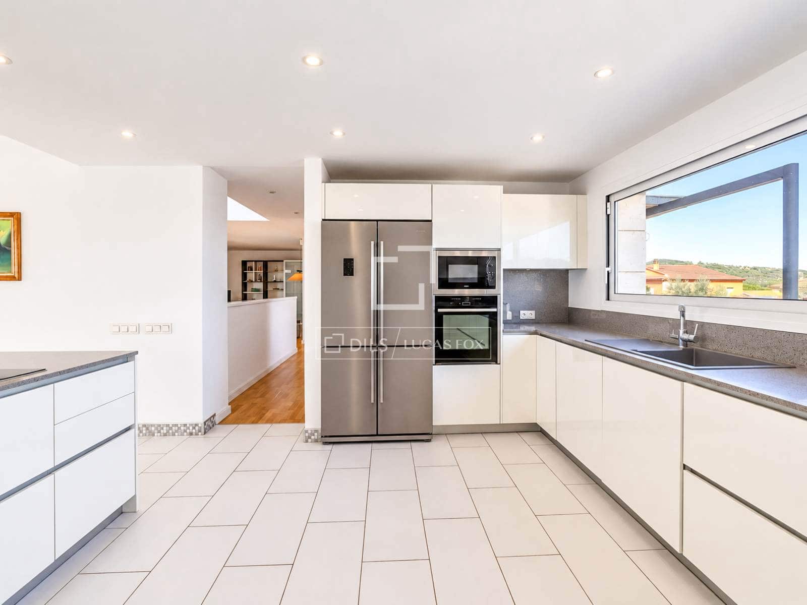 6 bedroom Villa for sale in Canyelles with pool garage - € 1,049,000 (Ref: 10124763)