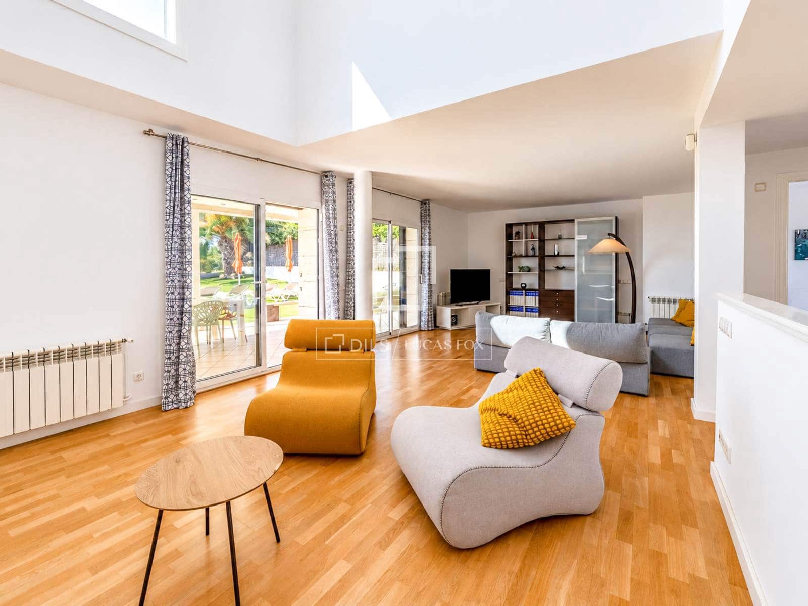 6 bedroom Villa for sale in Canyelles with pool garage - € 1,049,000 (Ref: 10124763)