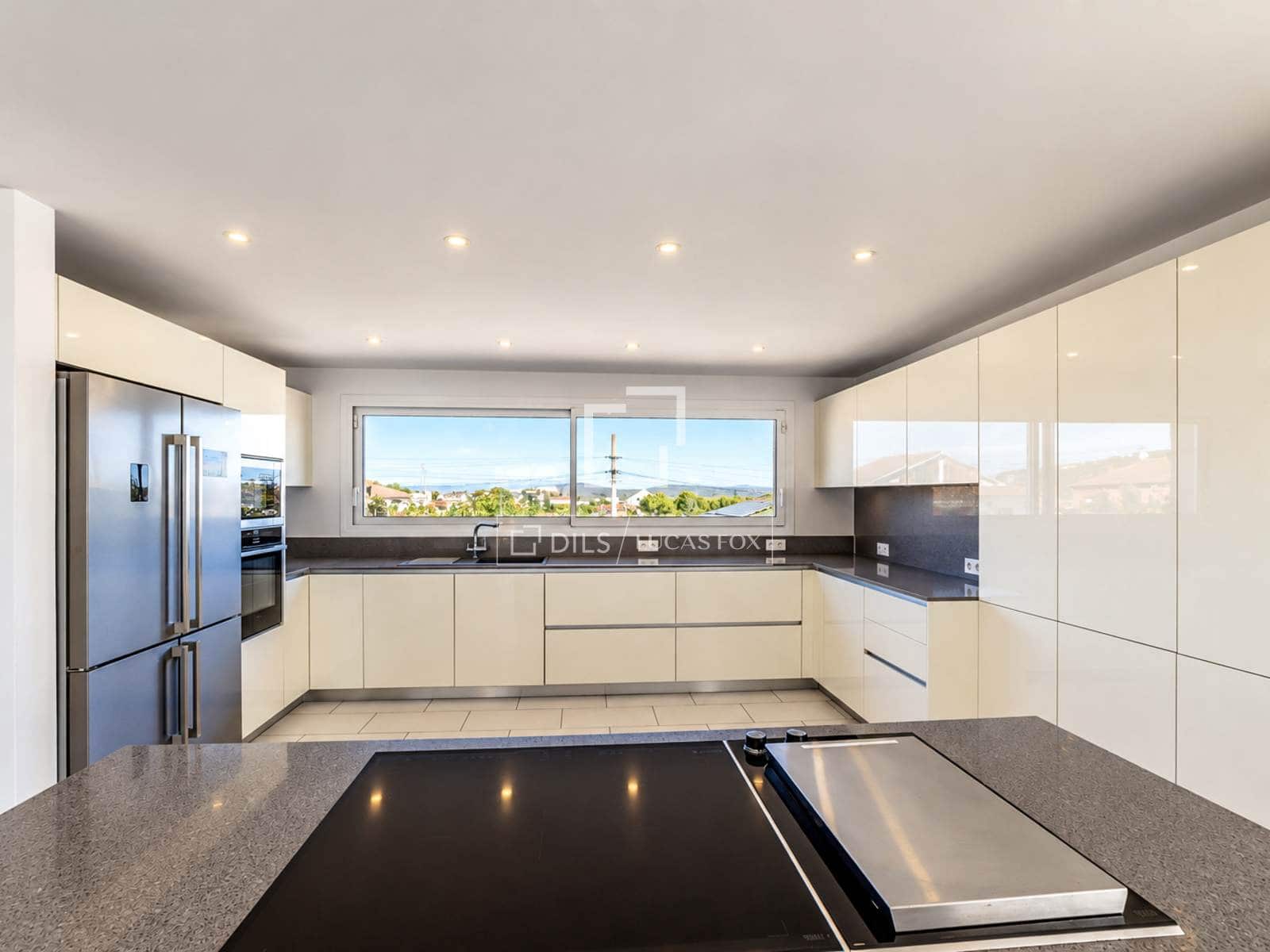 6 bedroom Villa for sale in Canyelles with pool garage - € 1,049,000 (Ref: 10124763)