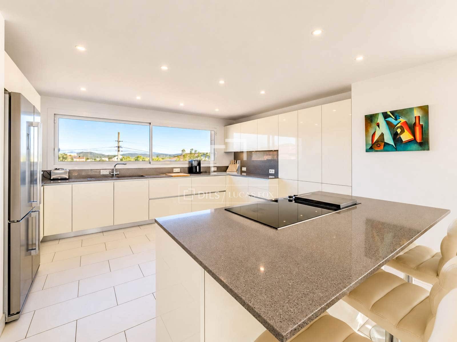 6 bedroom Villa for sale in Canyelles with pool garage - € 1,049,000 (Ref: 10124763)