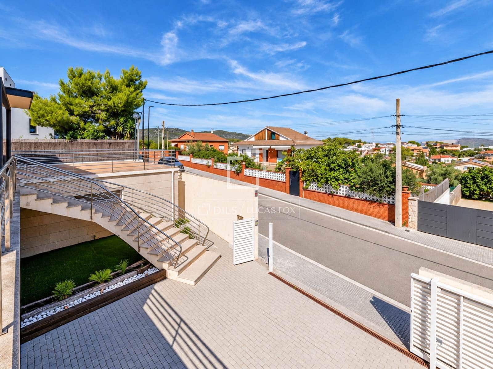 6 bedroom Villa for sale in Canyelles with pool garage - € 1,049,000 (Ref: 10124763)