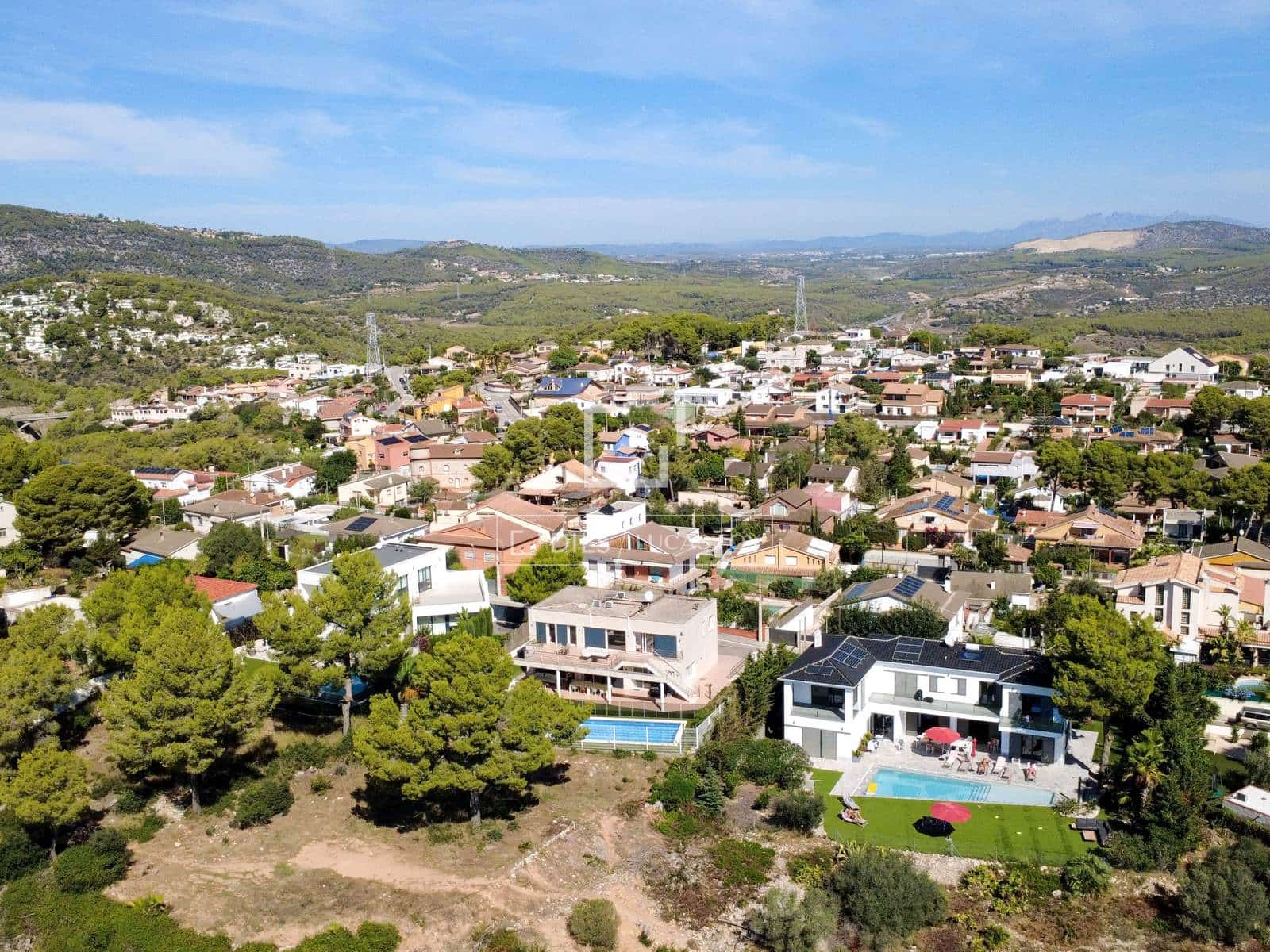 6 bedroom Villa for sale in Canyelles with pool garage - € 1,049,000 (Ref: 10124763)