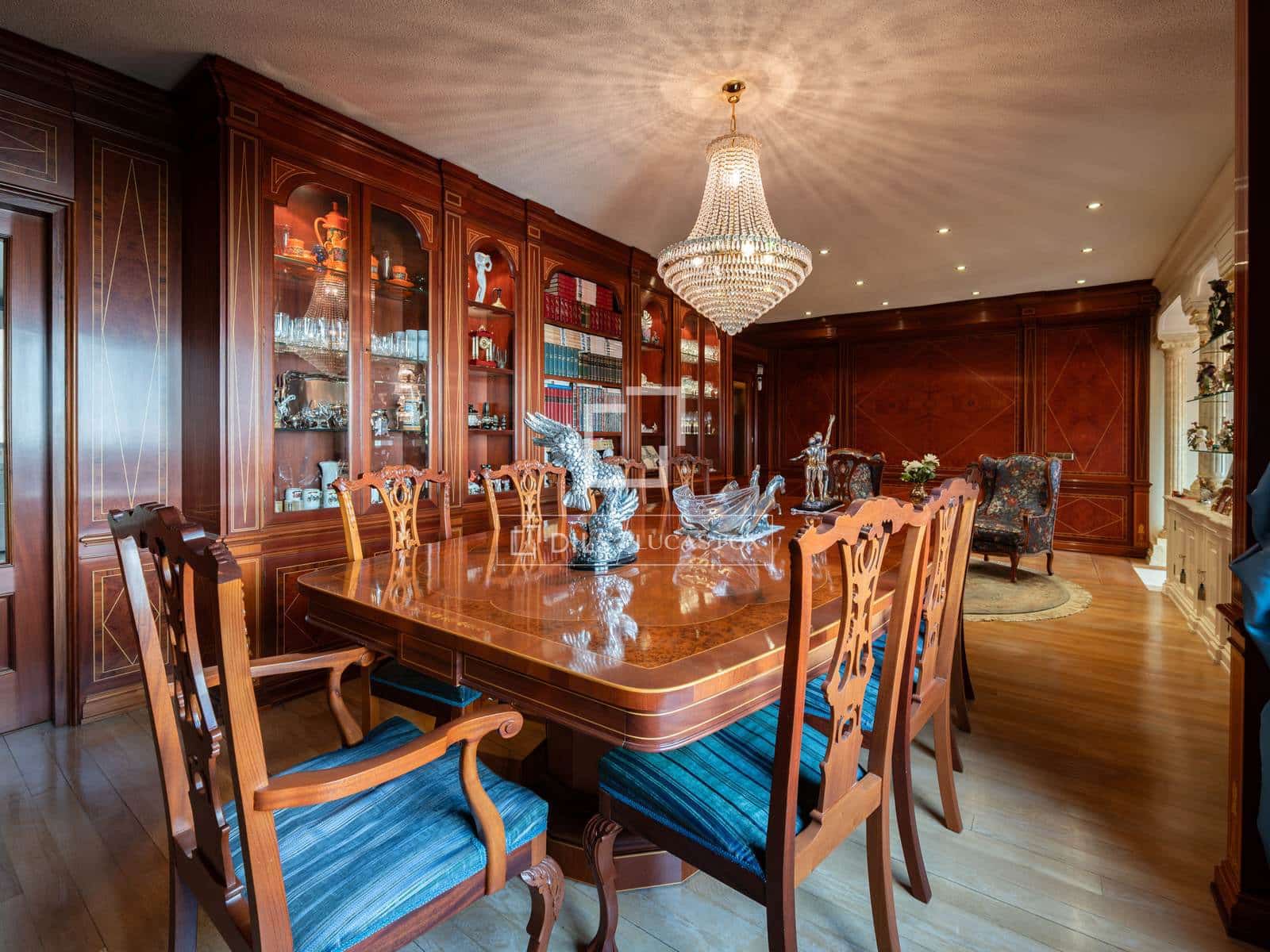 6 bedroom Villa for sale in Madrid city with garage - € 1,695,000 (Ref: 10130941)