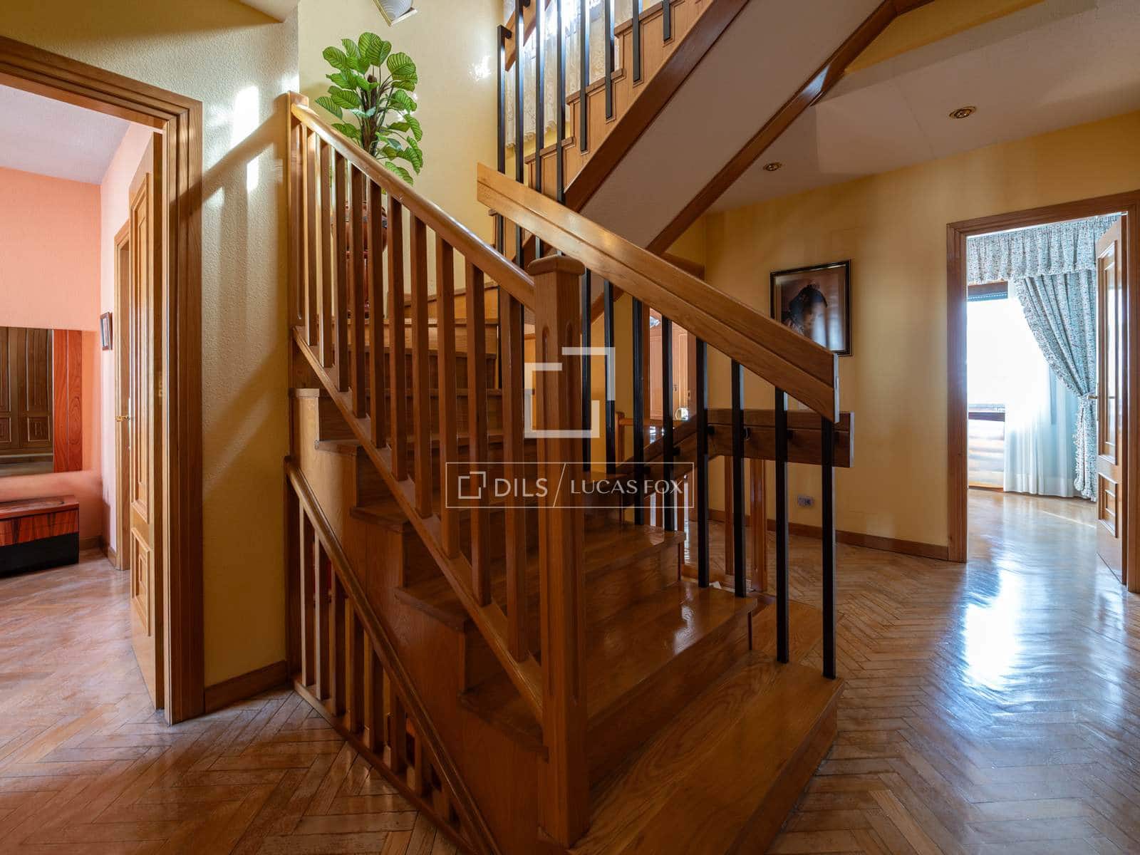 6 bedroom Villa for sale in Madrid city with garage - € 1,695,000 (Ref: 10130941)