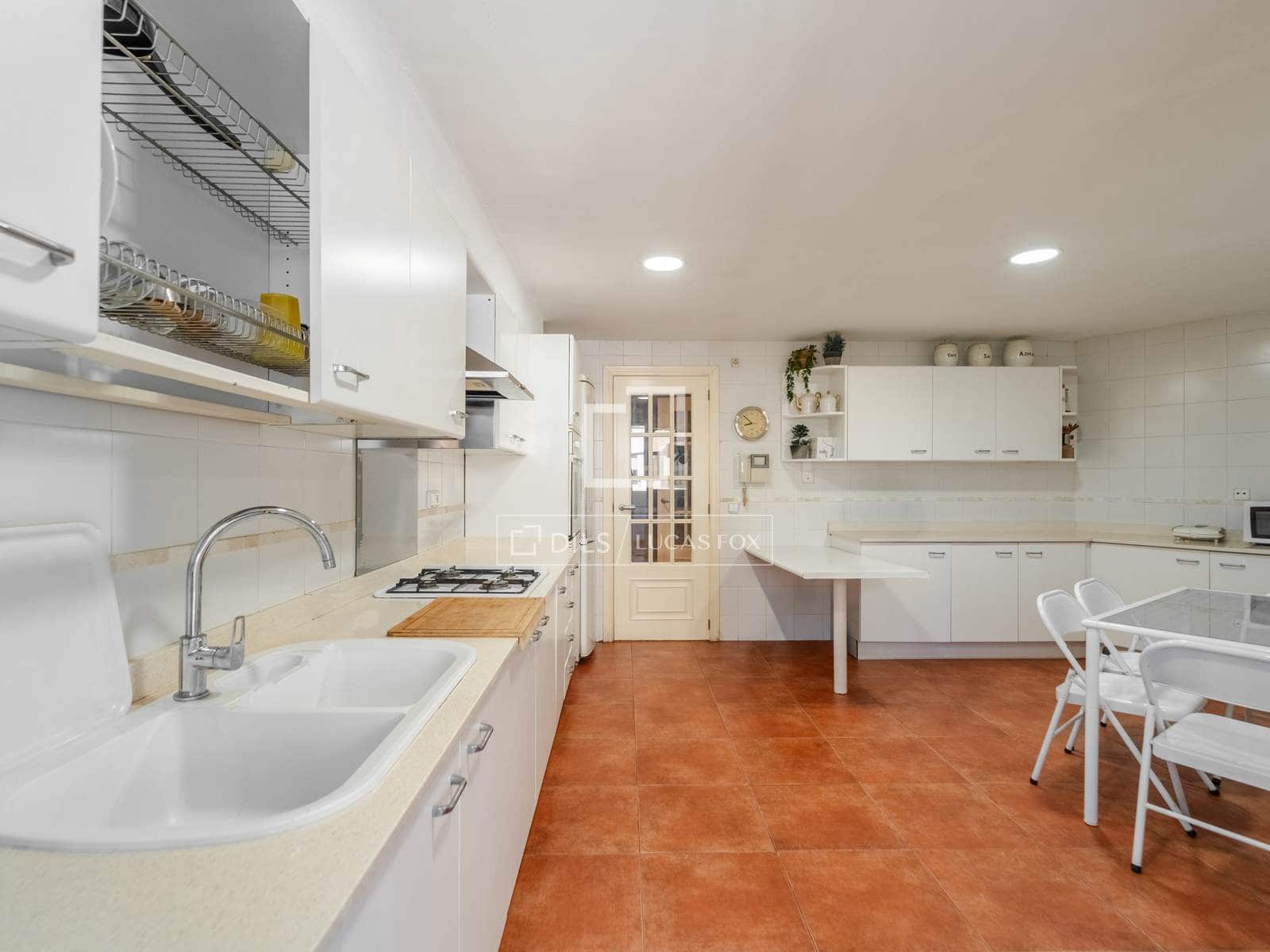 5 bedroom Apartment for rent in Valencia city with garage - € 3,200 (Ref: 10136694)
