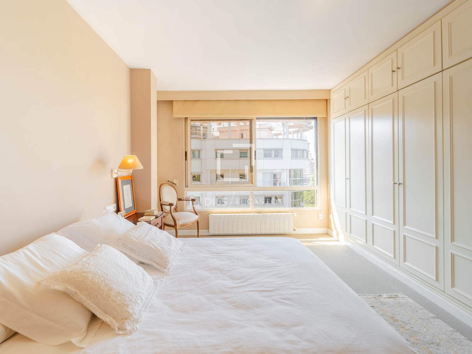 5 bedroom Apartment for rent in Valencia city with garage - € 3,200 (Ref: 10136694)