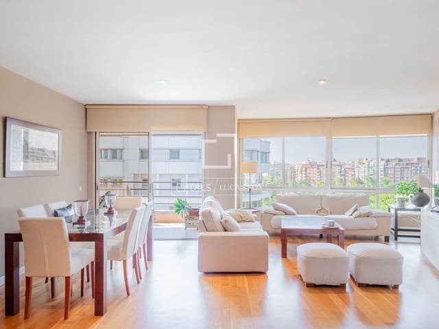 5 bedroom Apartment for rent in Valencia city with garage - € 3,200 (Ref: 10136694)