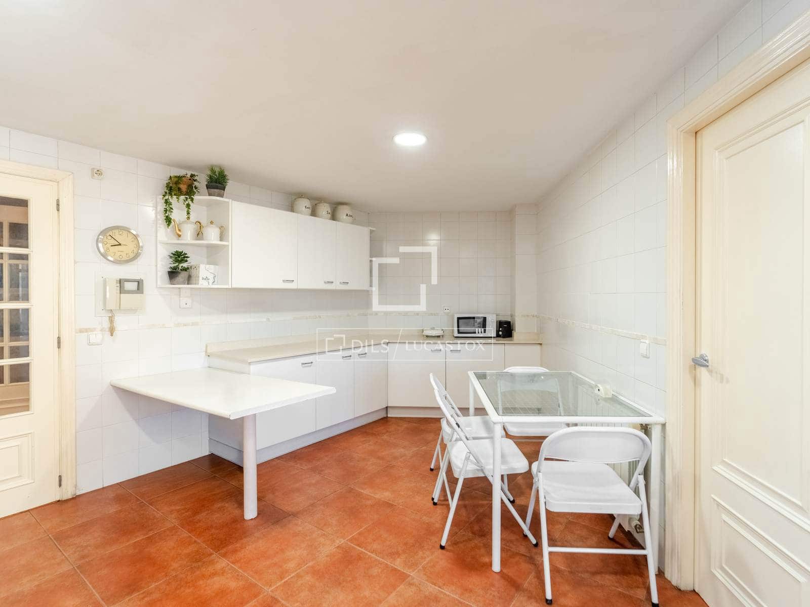 5 bedroom Apartment for rent in Valencia city with garage - € 3,200 (Ref: 10136694)