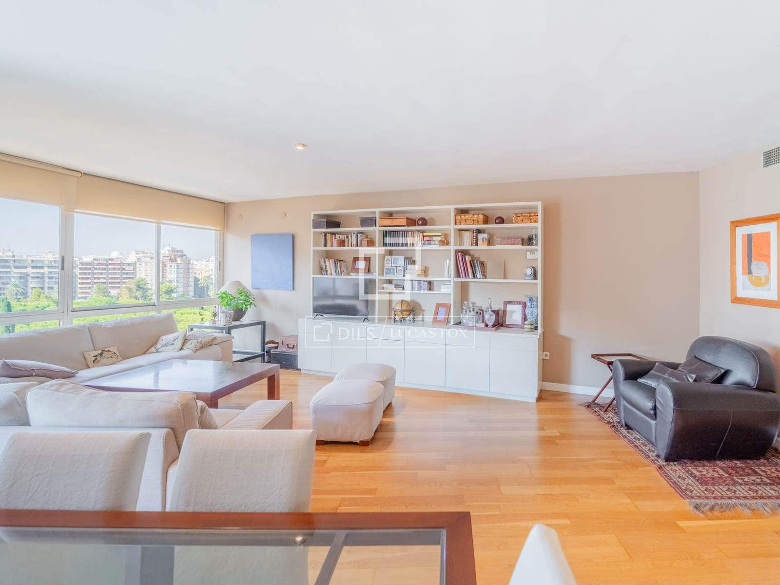 5 bedroom Apartment for rent in Valencia city with garage - € 3,200 (Ref: 10136694)
