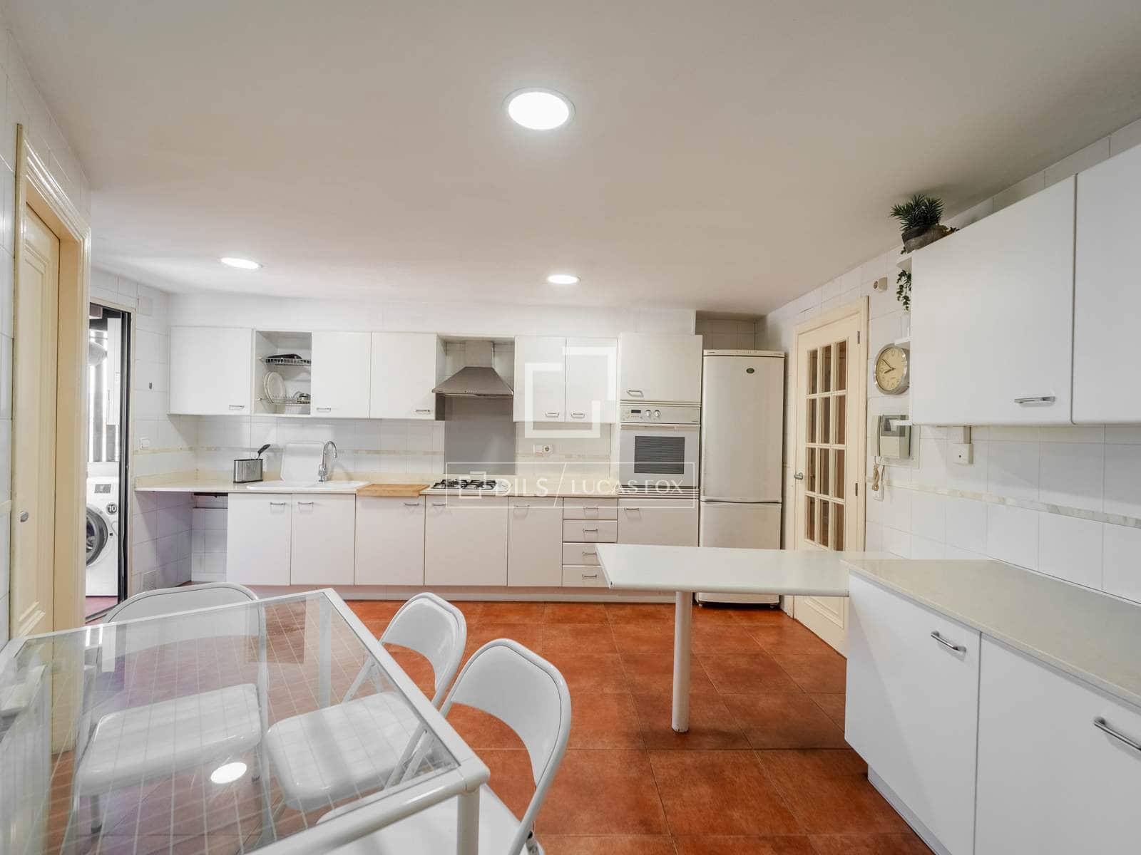 5 bedroom Apartment for rent in Valencia city with garage - € 3,200 (Ref: 10136694)
