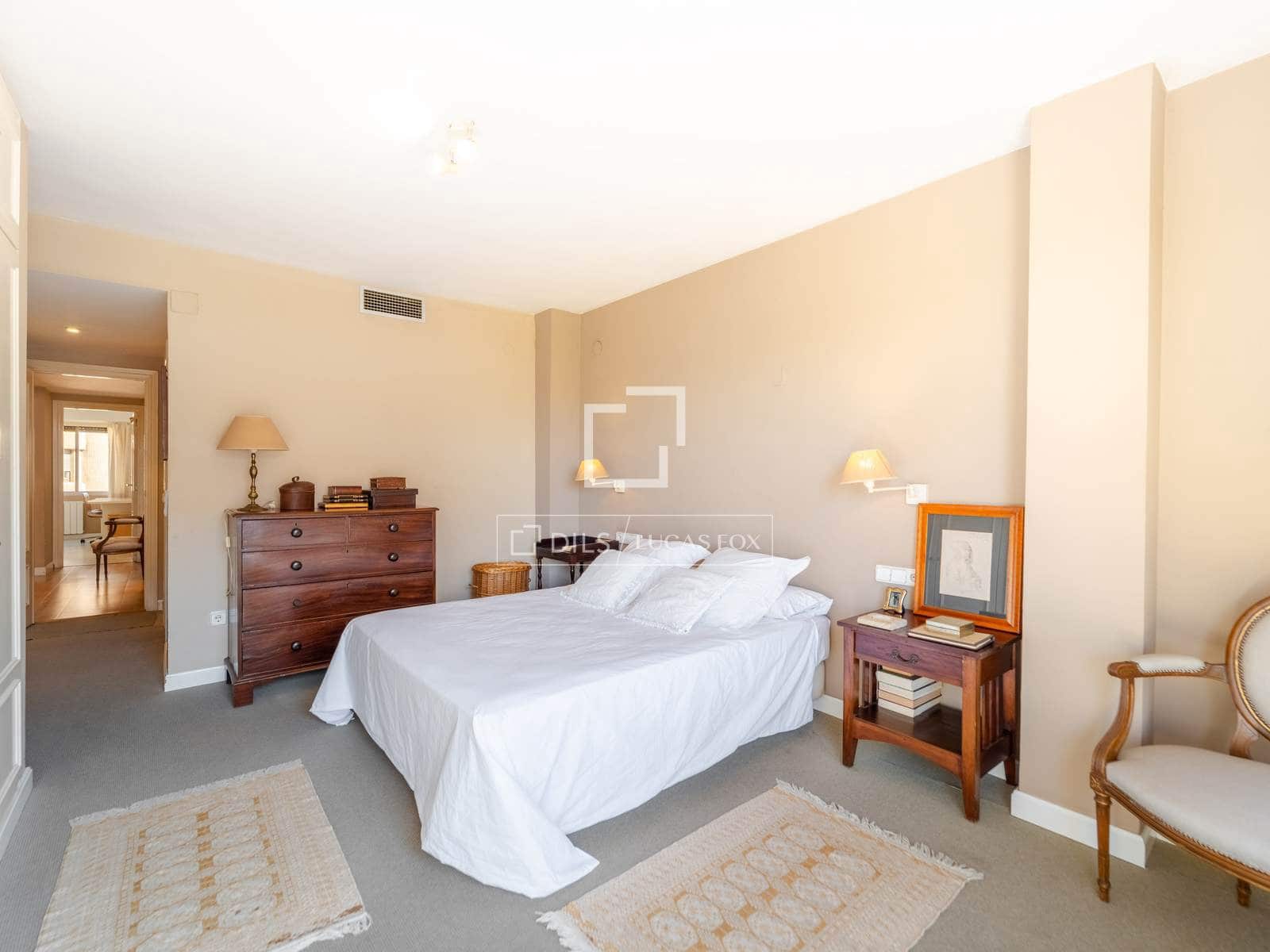 5 bedroom Apartment for rent in Valencia city with garage - € 3,200 (Ref: 10136694)