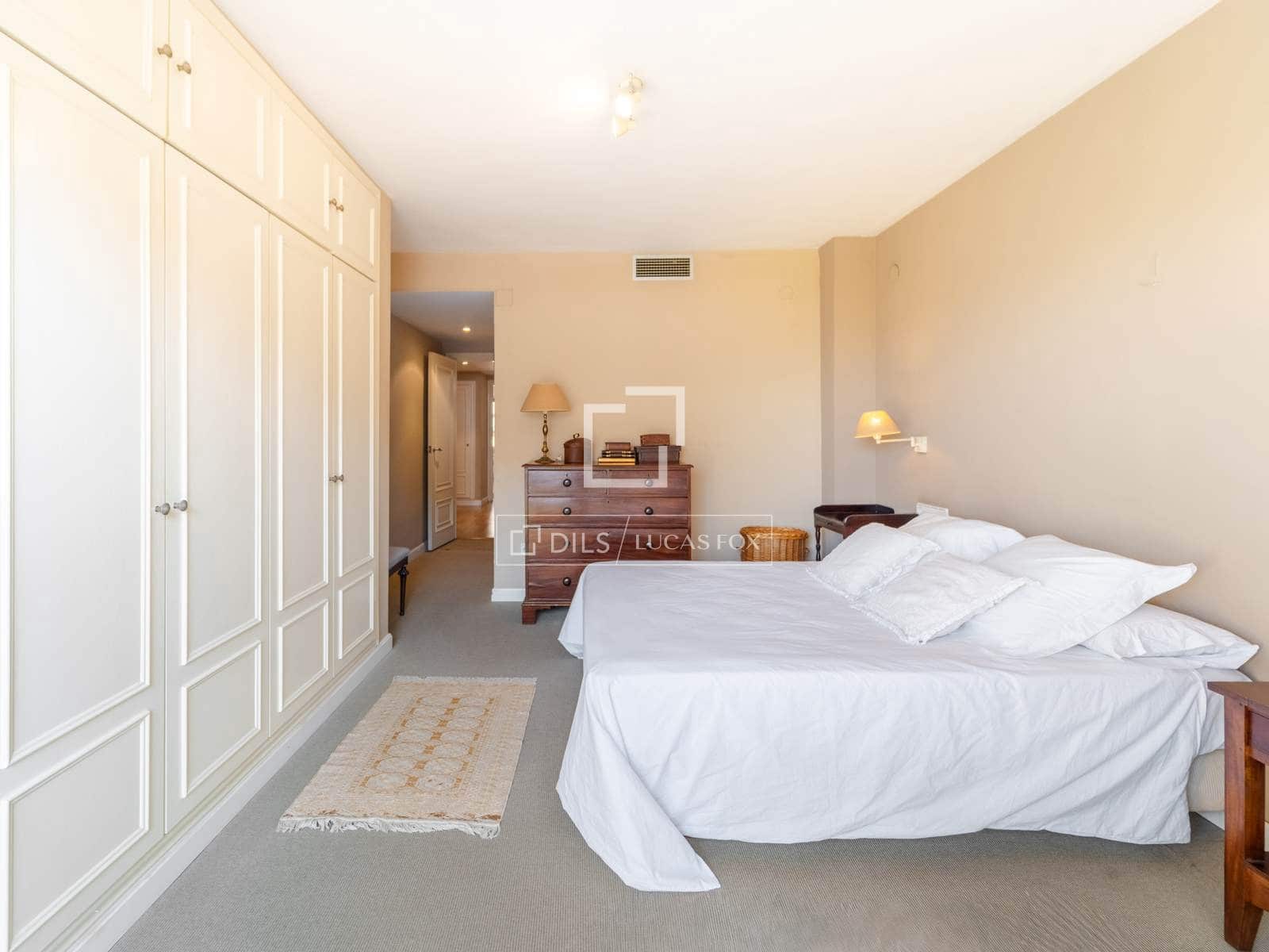 5 bedroom Apartment for rent in Valencia city with garage - € 3,200 (Ref: 10136694)