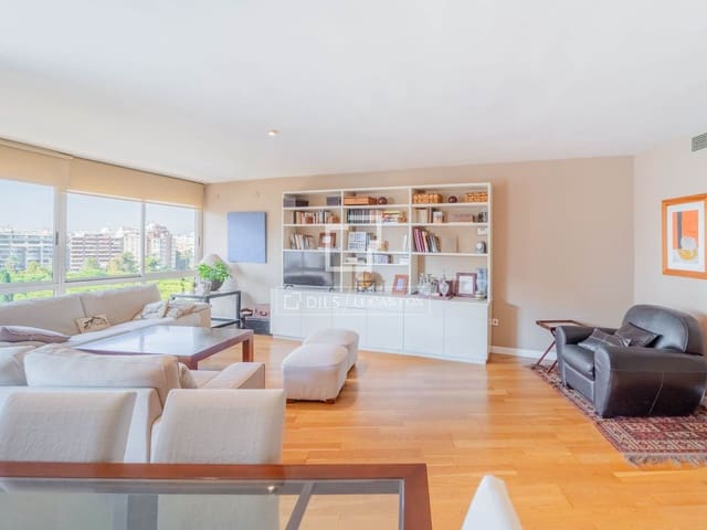 5 bedroom Apartment for rent in Valencia city with garage - € 3,200 (Ref: 10136694)