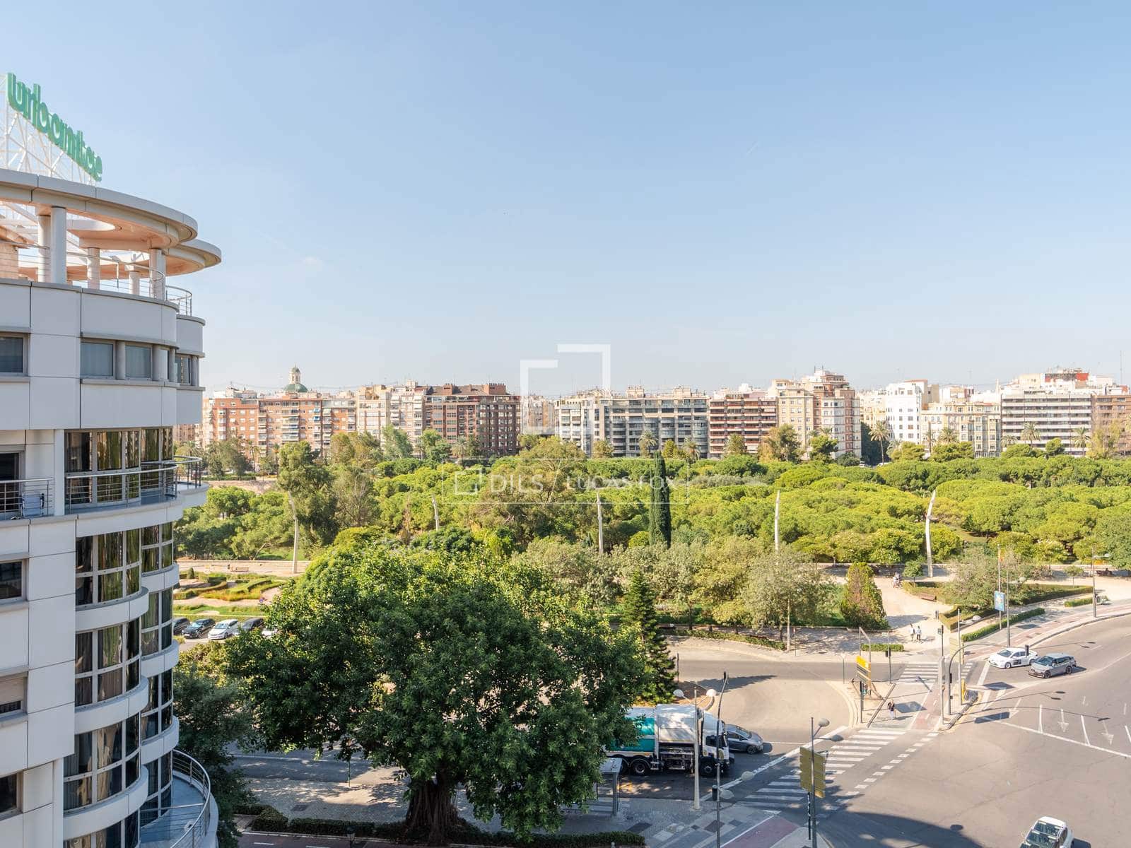 5 bedroom Apartment for rent in Valencia city with garage - € 3,200 (Ref: 10136694)