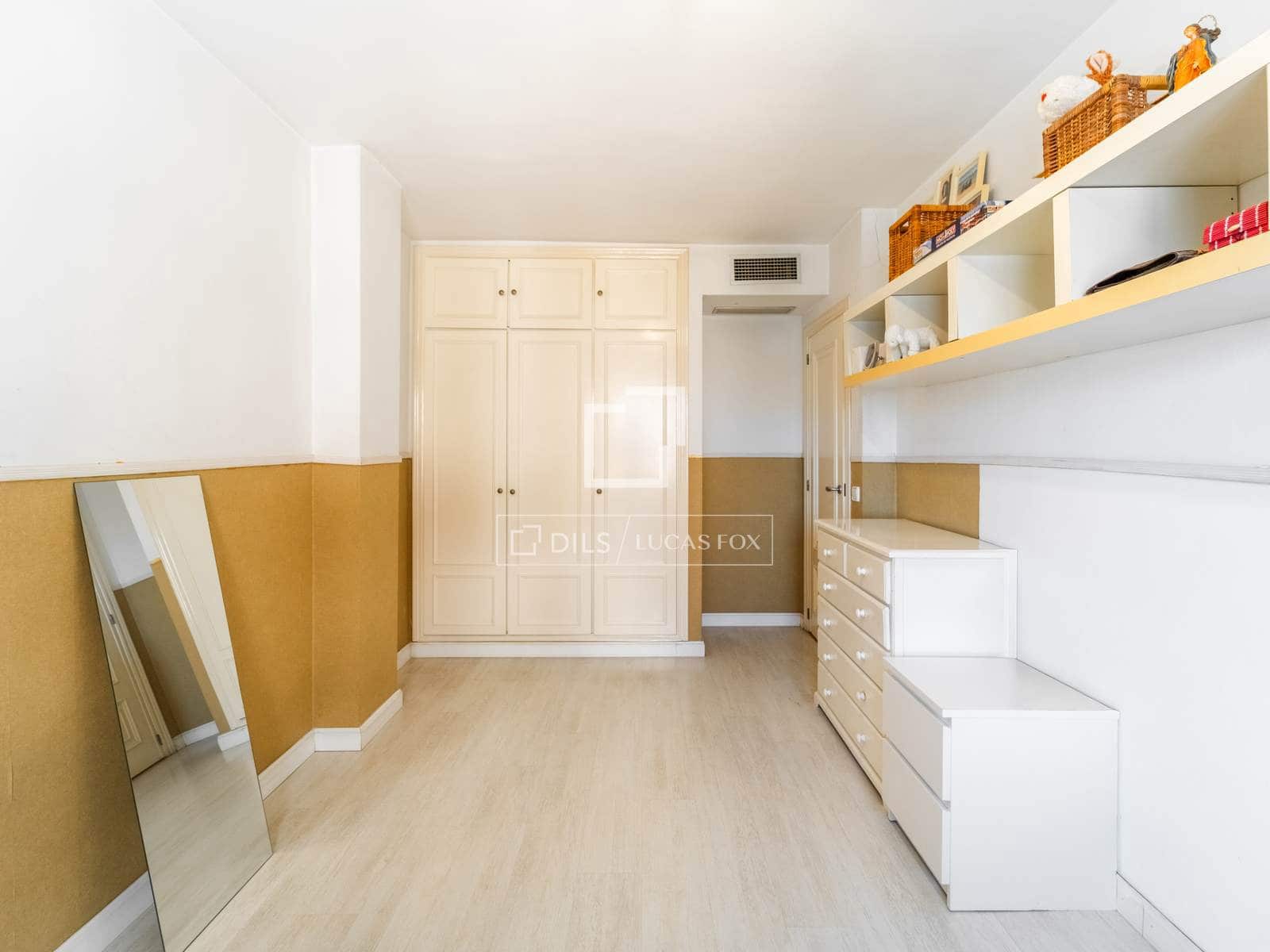 5 bedroom Apartment for rent in Valencia city with garage - € 3,200 (Ref: 10136694)