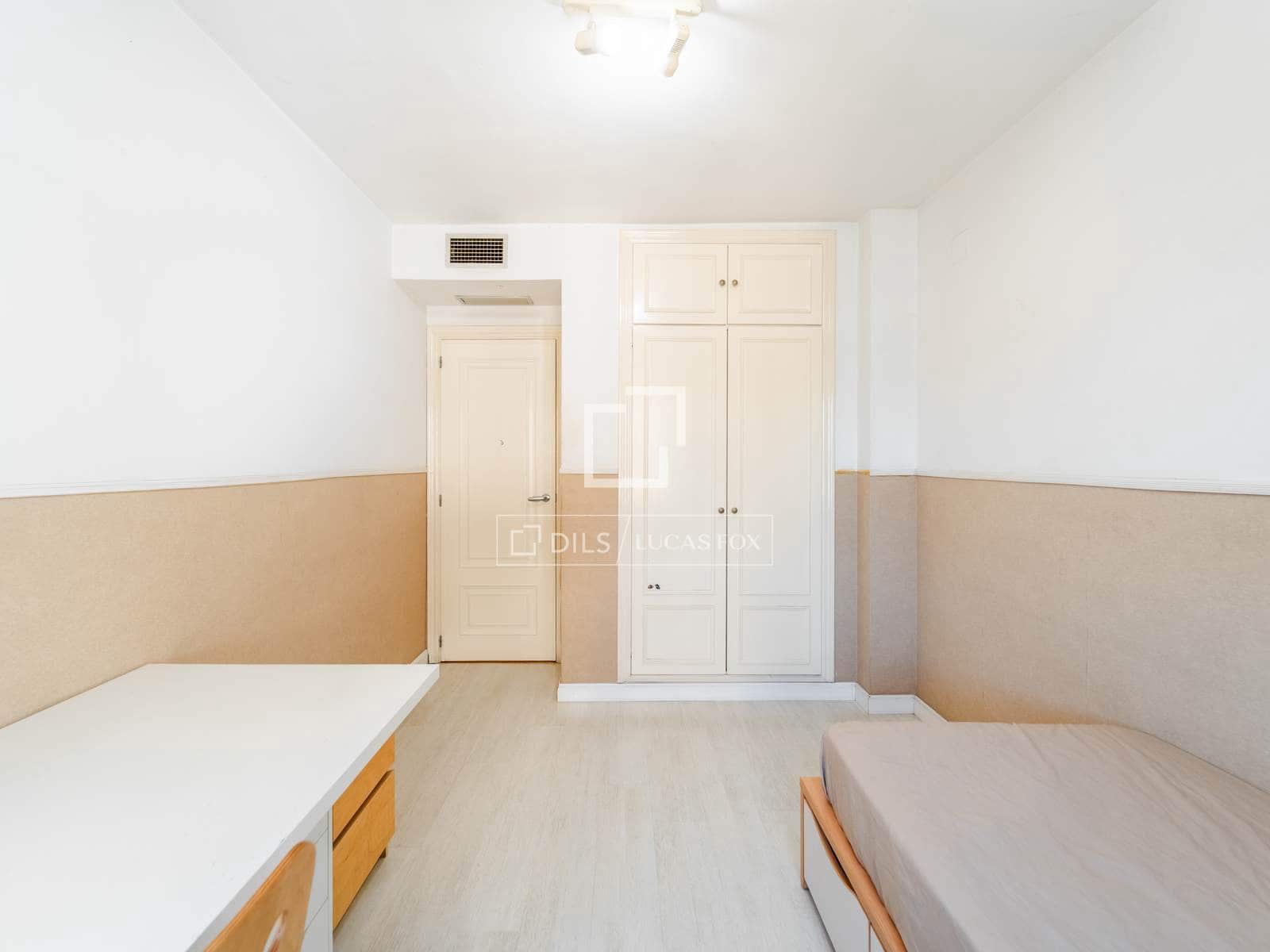 5 bedroom Apartment for rent in Valencia city with garage - € 3,200 (Ref: 10136694)