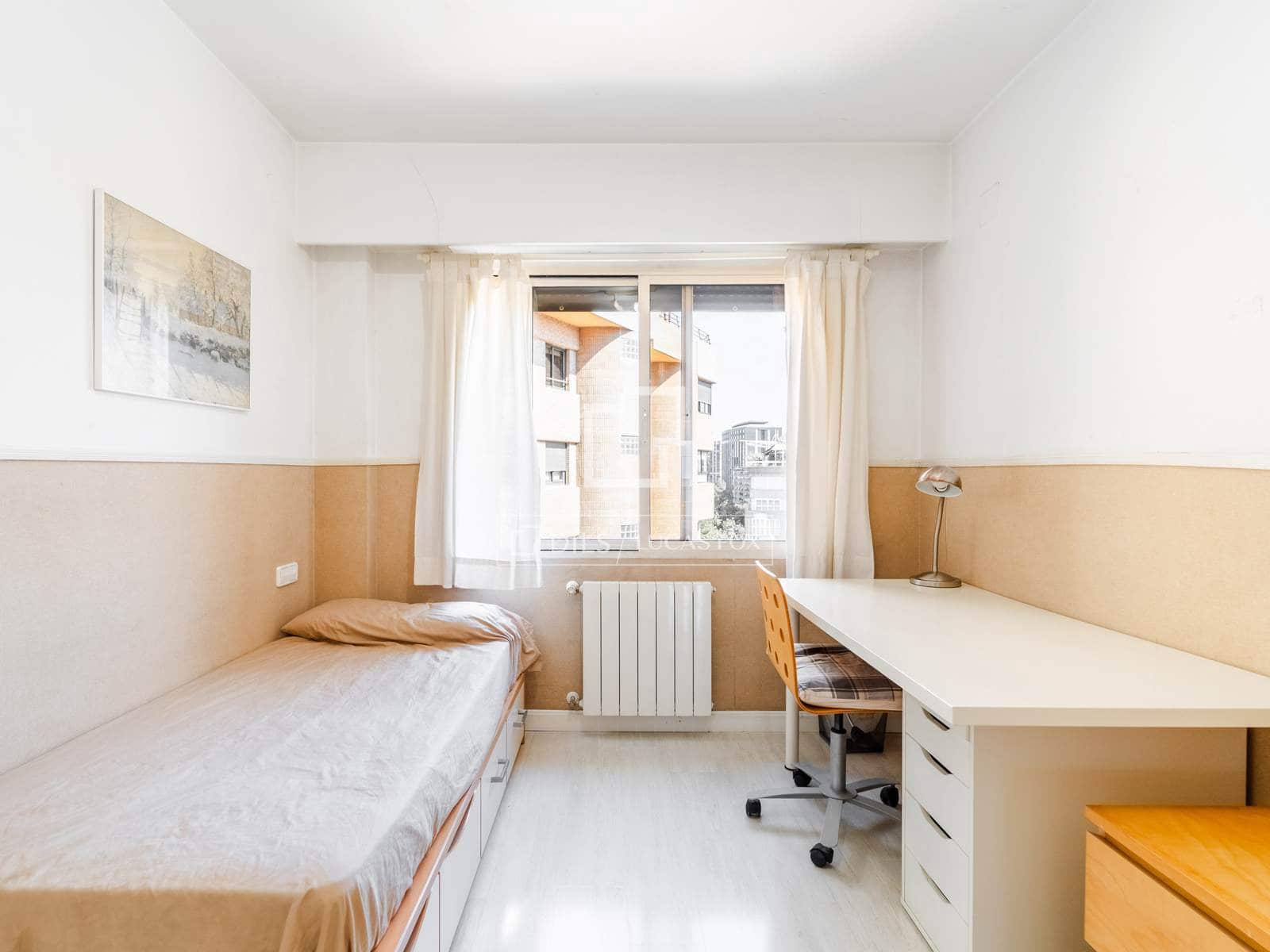 5 bedroom Apartment for rent in Valencia city with garage - € 3,200 (Ref: 10136694)