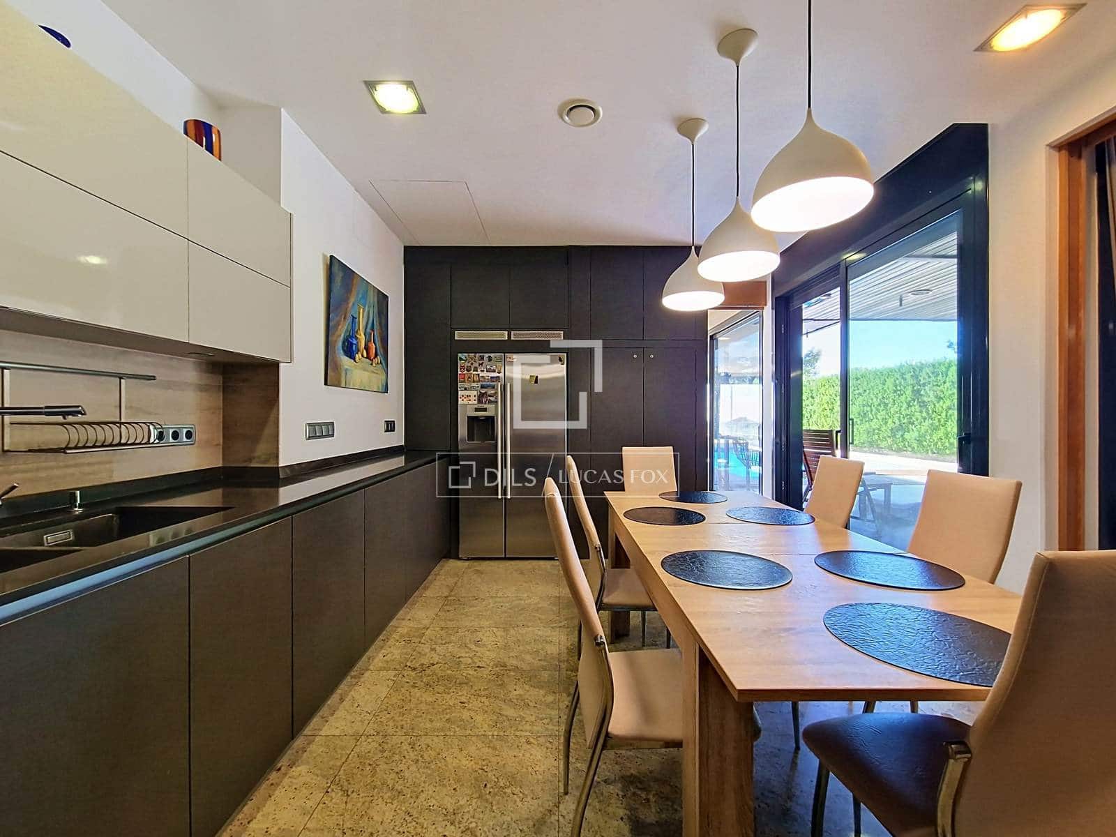 7 soverom Villa til salgs i Cunit med svømmebasseng garasje - € 1 200 000 (Ref: 10148129)