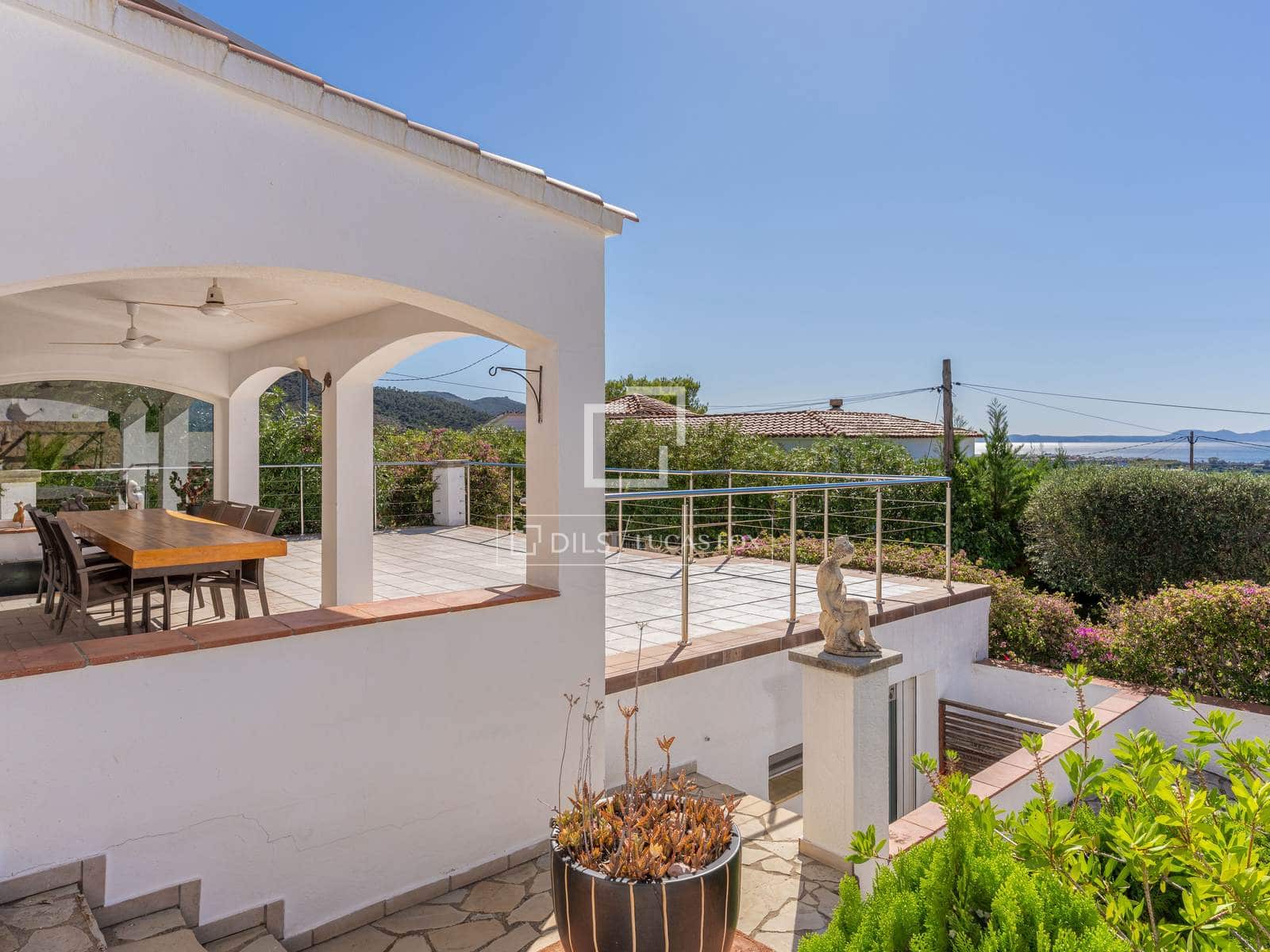 3 bedroom Villa for sale in Roses with pool garage - € 675,000 (Ref: 10155513)