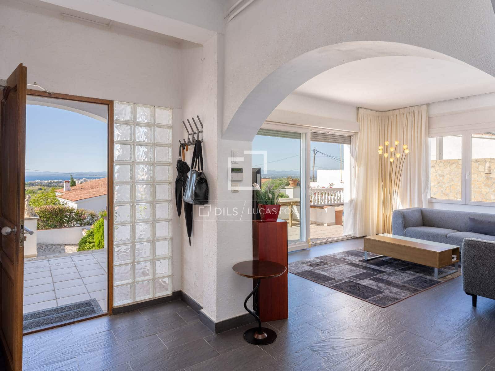 3 bedroom Villa for sale in Roses with pool garage - € 675,000 (Ref: 10155513)