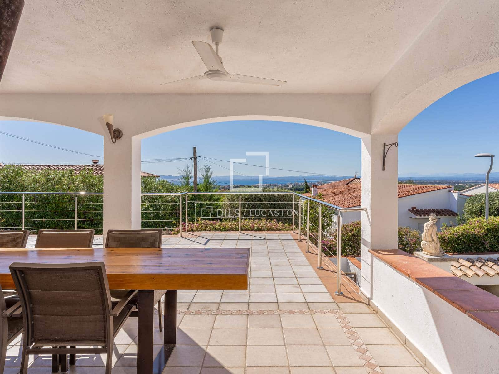 3 bedroom Villa for sale in Roses with pool garage - € 675,000 (Ref: 10155513)